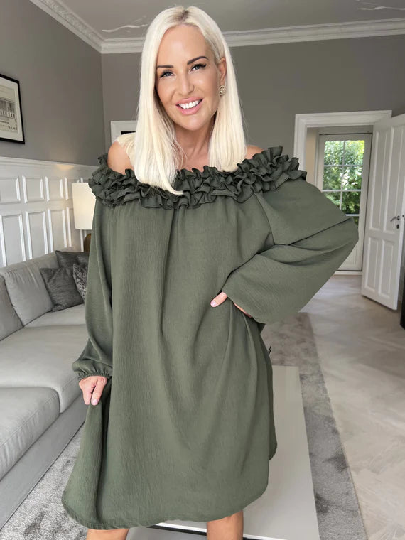 Chili Dress - Plus size klänning med långa ärmar och volanger