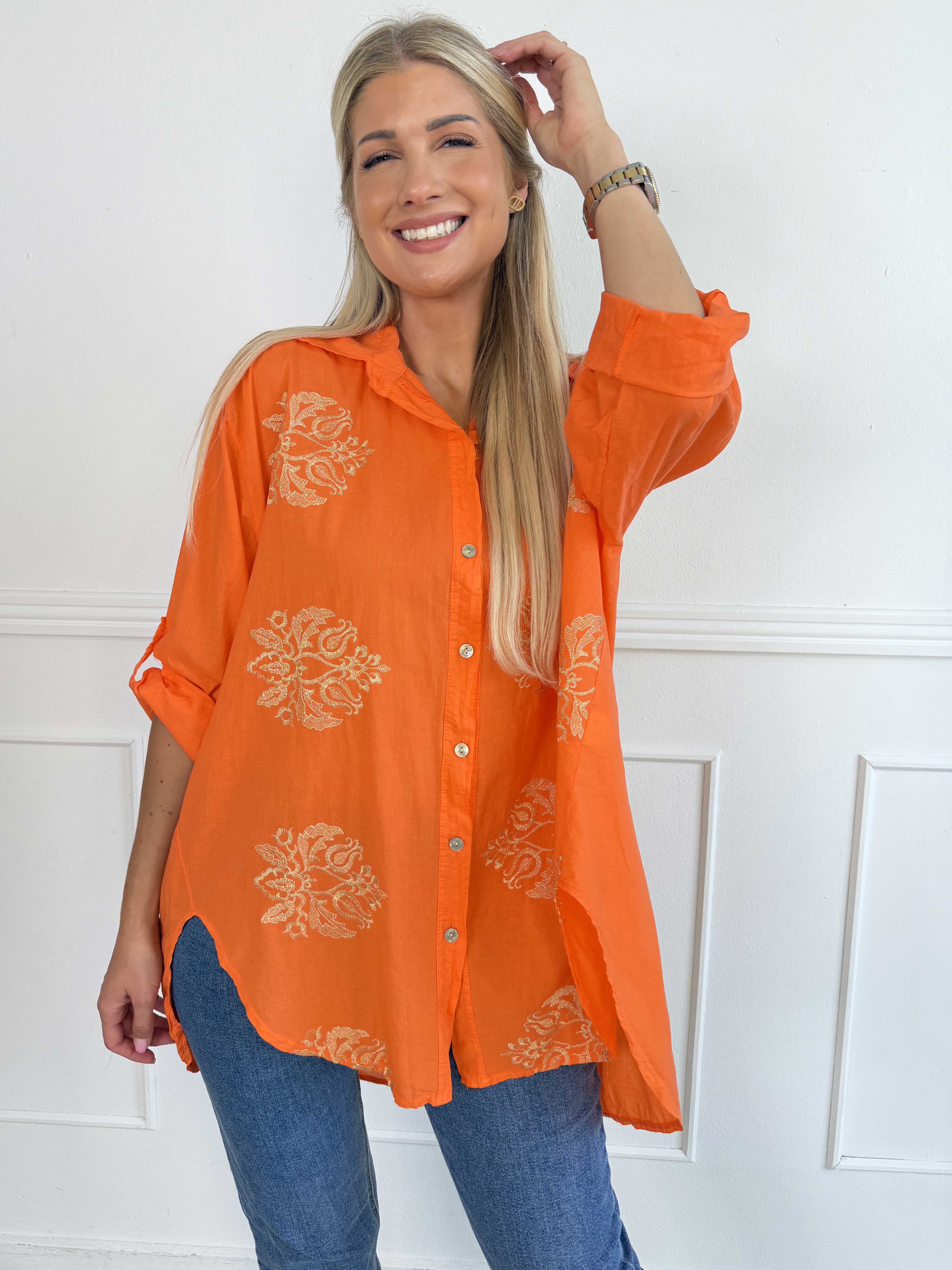 Catherina – Elegant bomullsskjorta med fina, broderade gulddetaljer