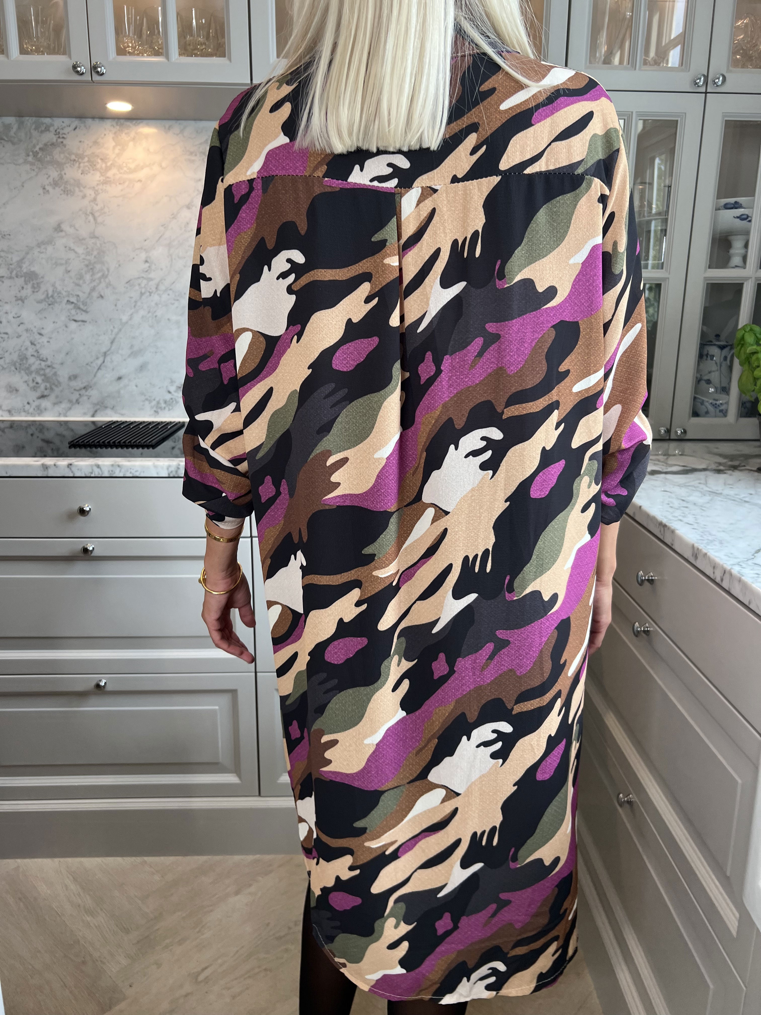 Vanesa Dress Camo - Lätt och luftig klänning i kamouflagemönster