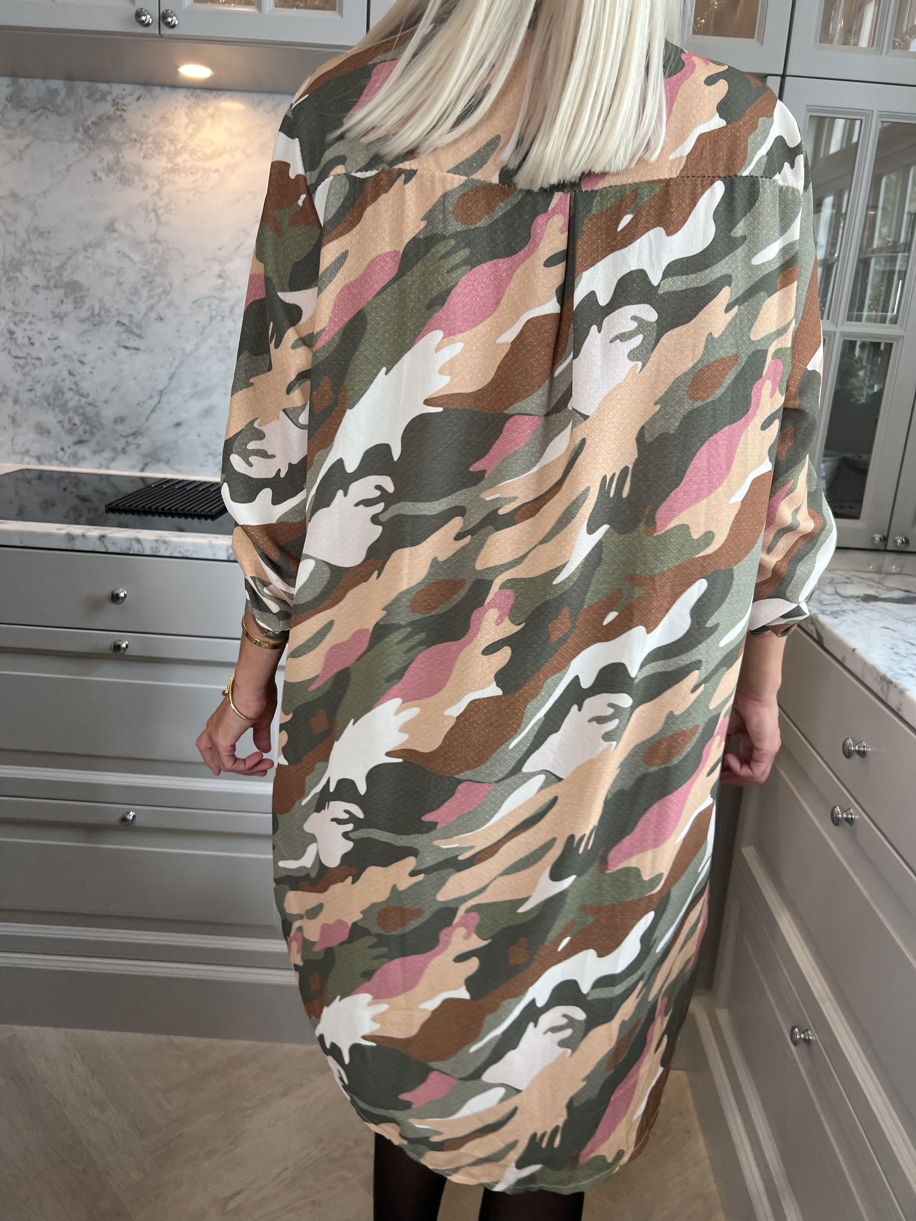 Vanesa Dress Camo - Lätt och luftig klänning i kamouflagemönster