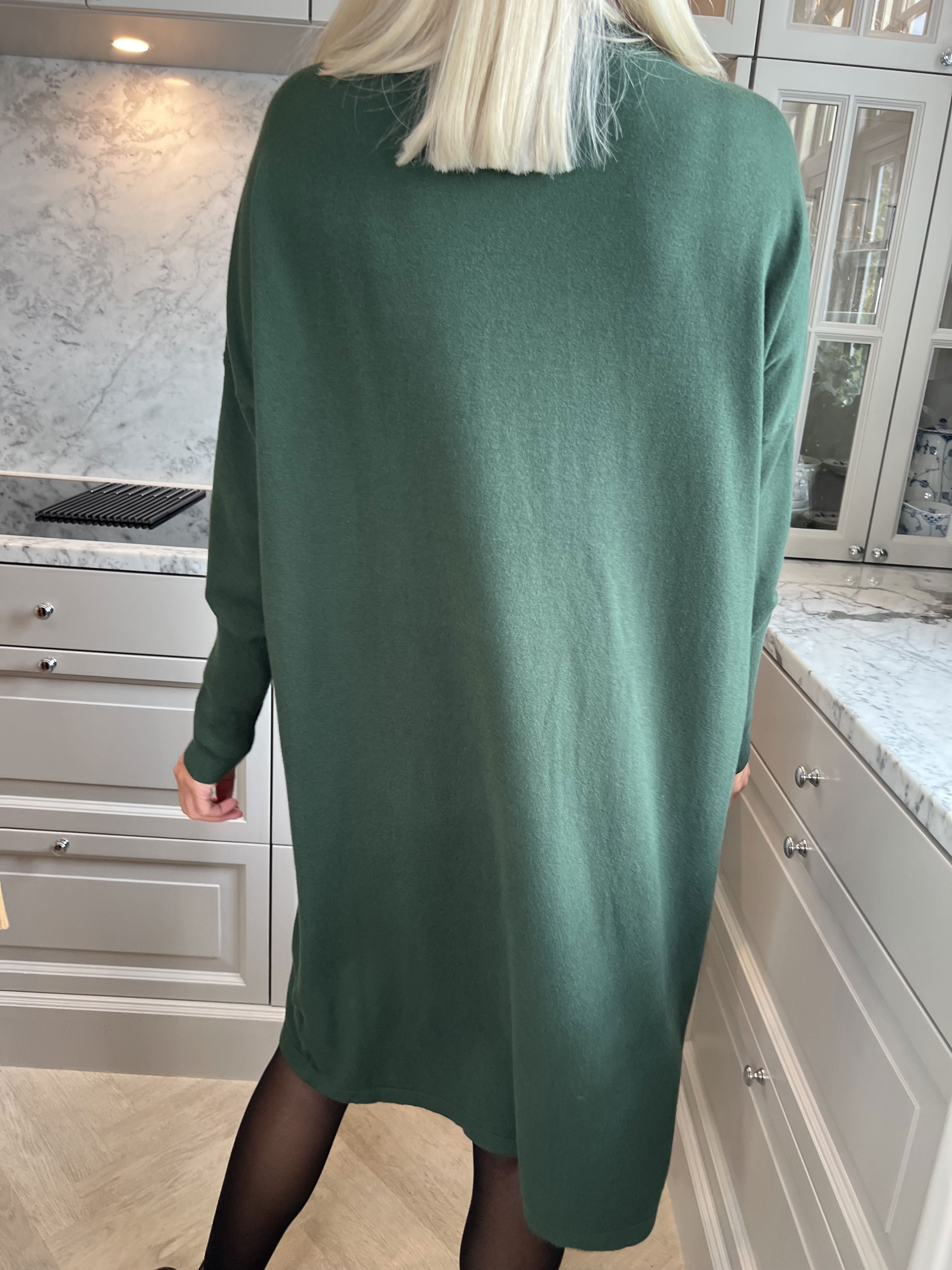 Yasha - Mjuk stickad klänning i stretchigt tyg med strass