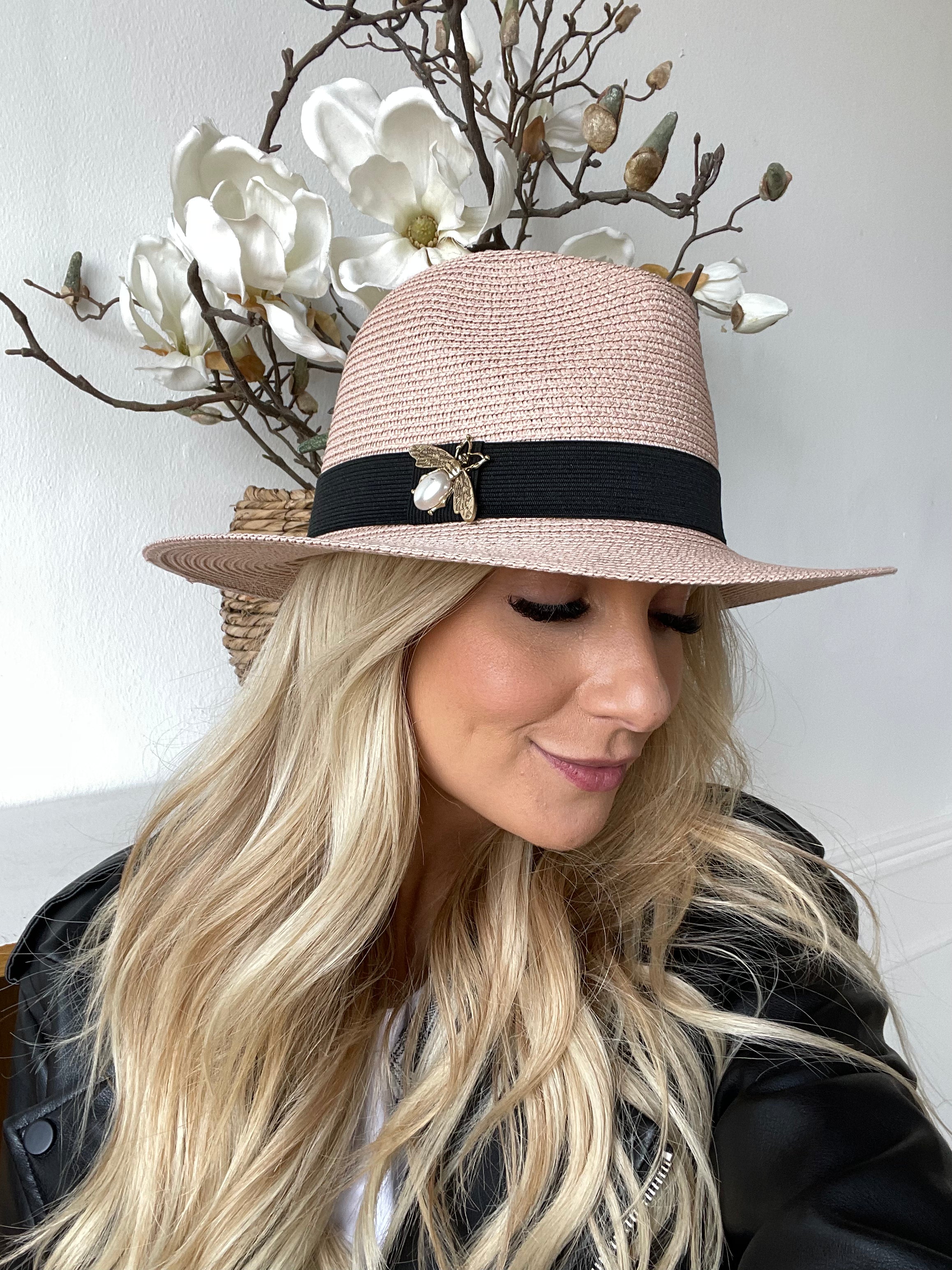 Amelia - Hatt med svart band och guldbi