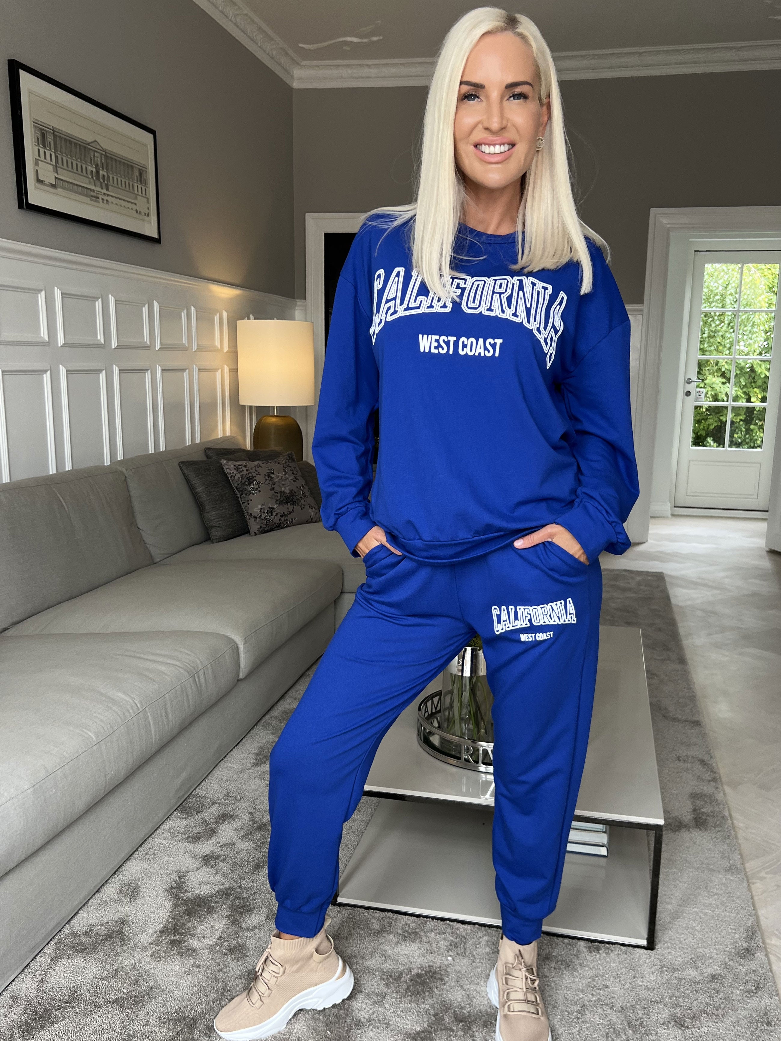 Noelle - Snyggt joggingset med skrift över bröstet