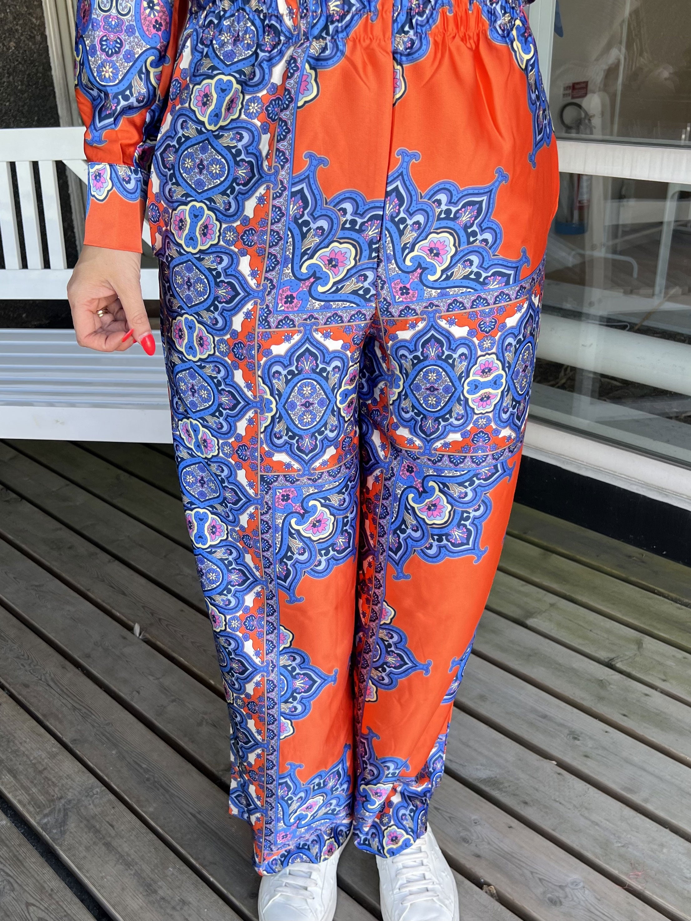 Mali Pants - Paisleymönstrade byxor i silkelook