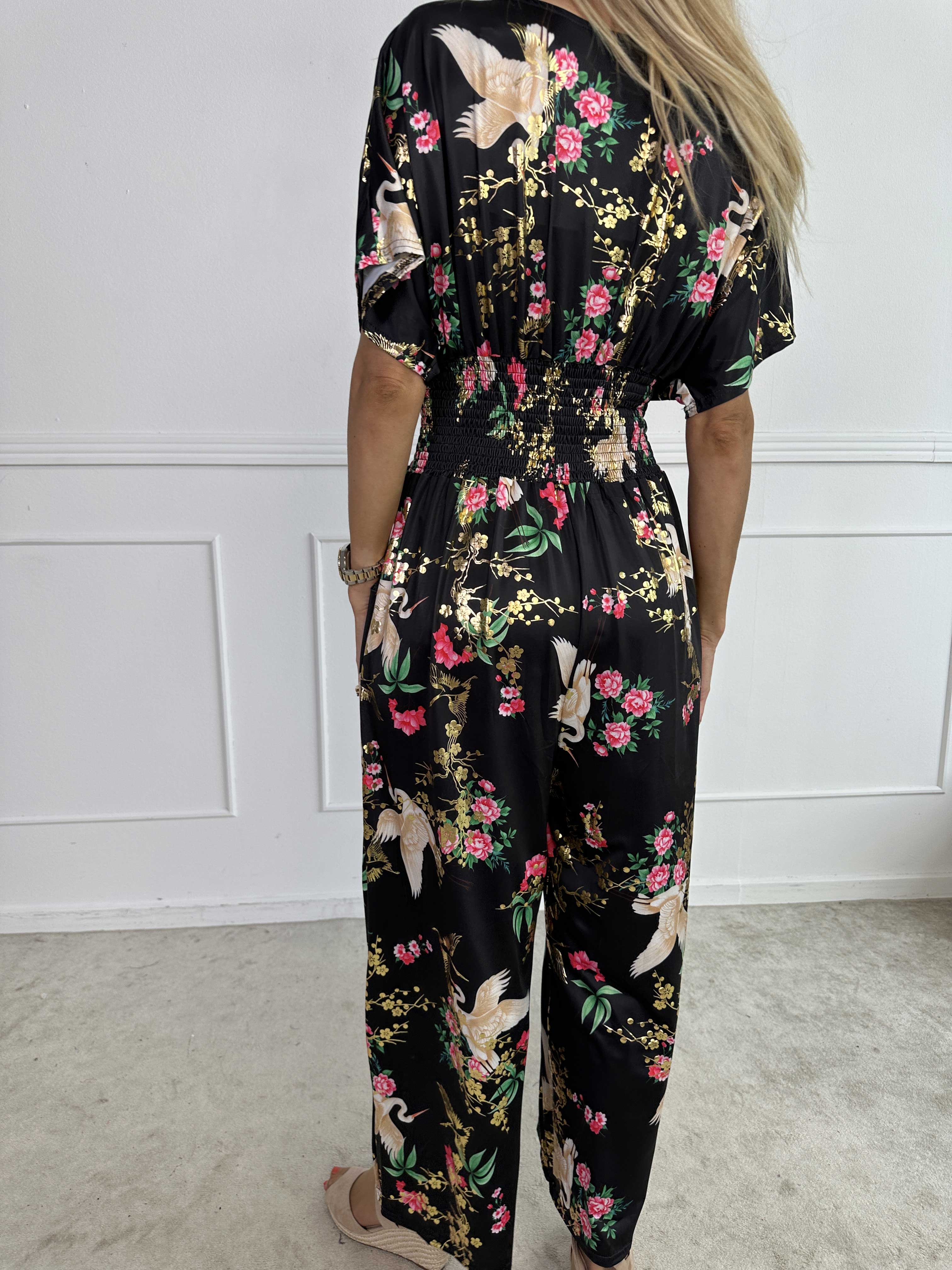 Pams Fly Jumpsuit - Elastisk byxdress med blommor- och fågelmönster