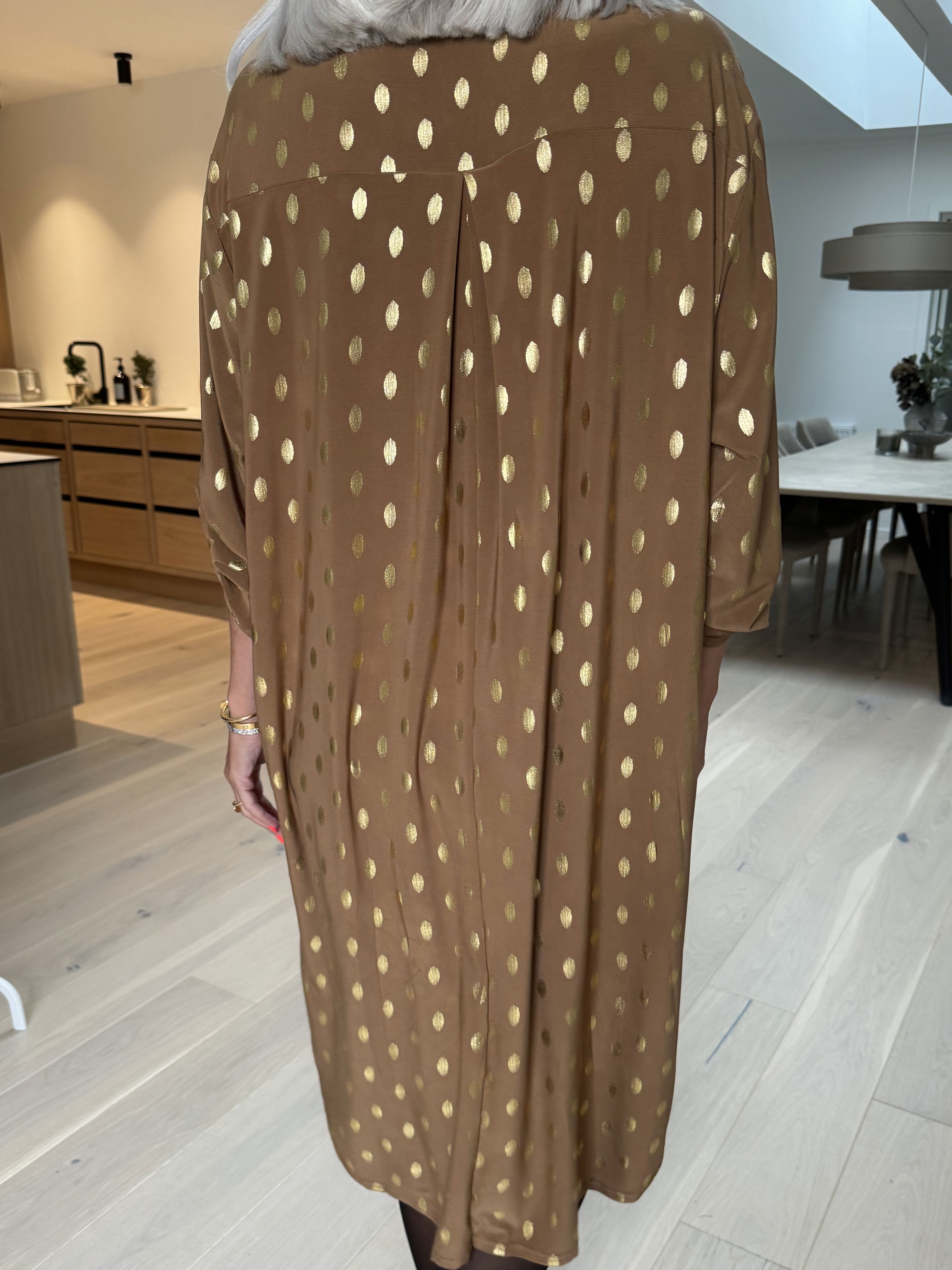 Ebba Gold Long - Elastisk klänning med guldprickar