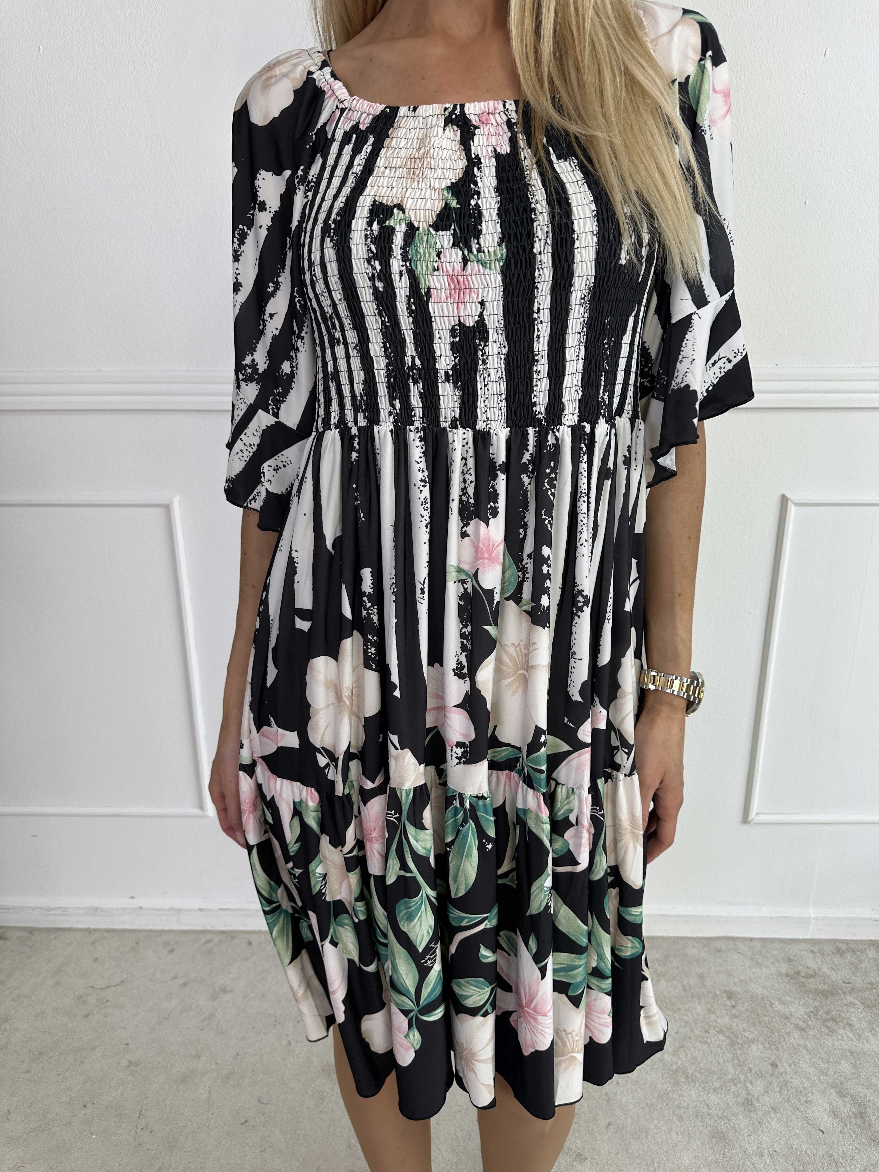 Elna Floral Stripe Short - Blommig elastisk klänning med smockat bröst