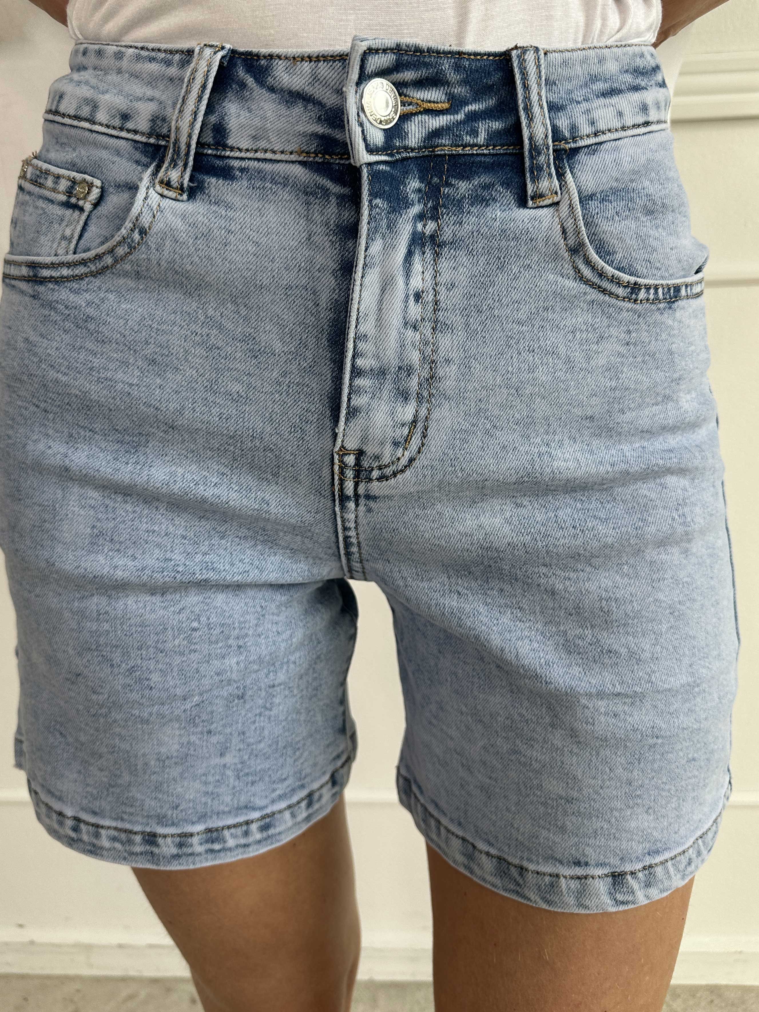 Lilah - Shorts i ljus denim