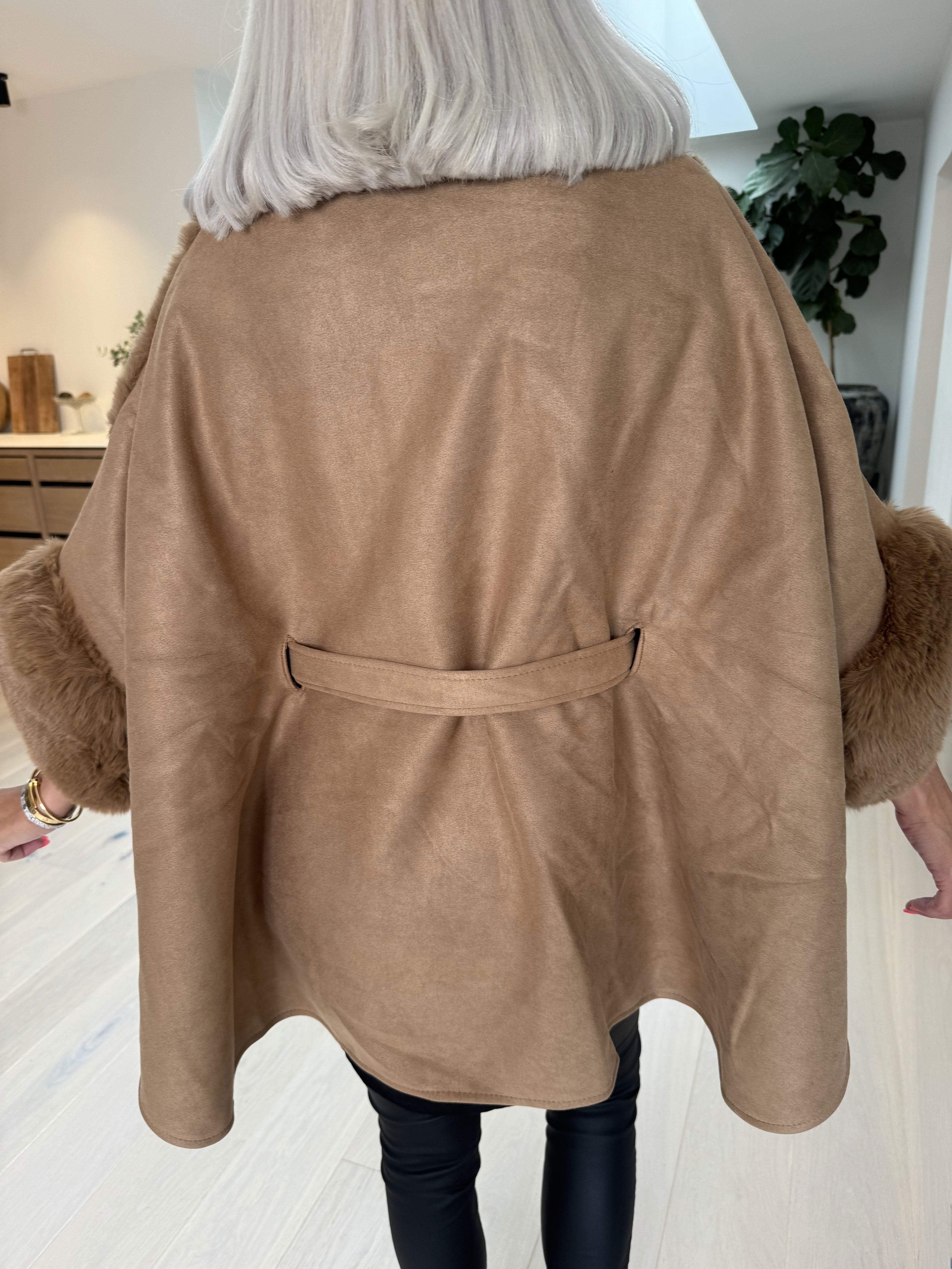 Cloud - Poncho med fuskpäls