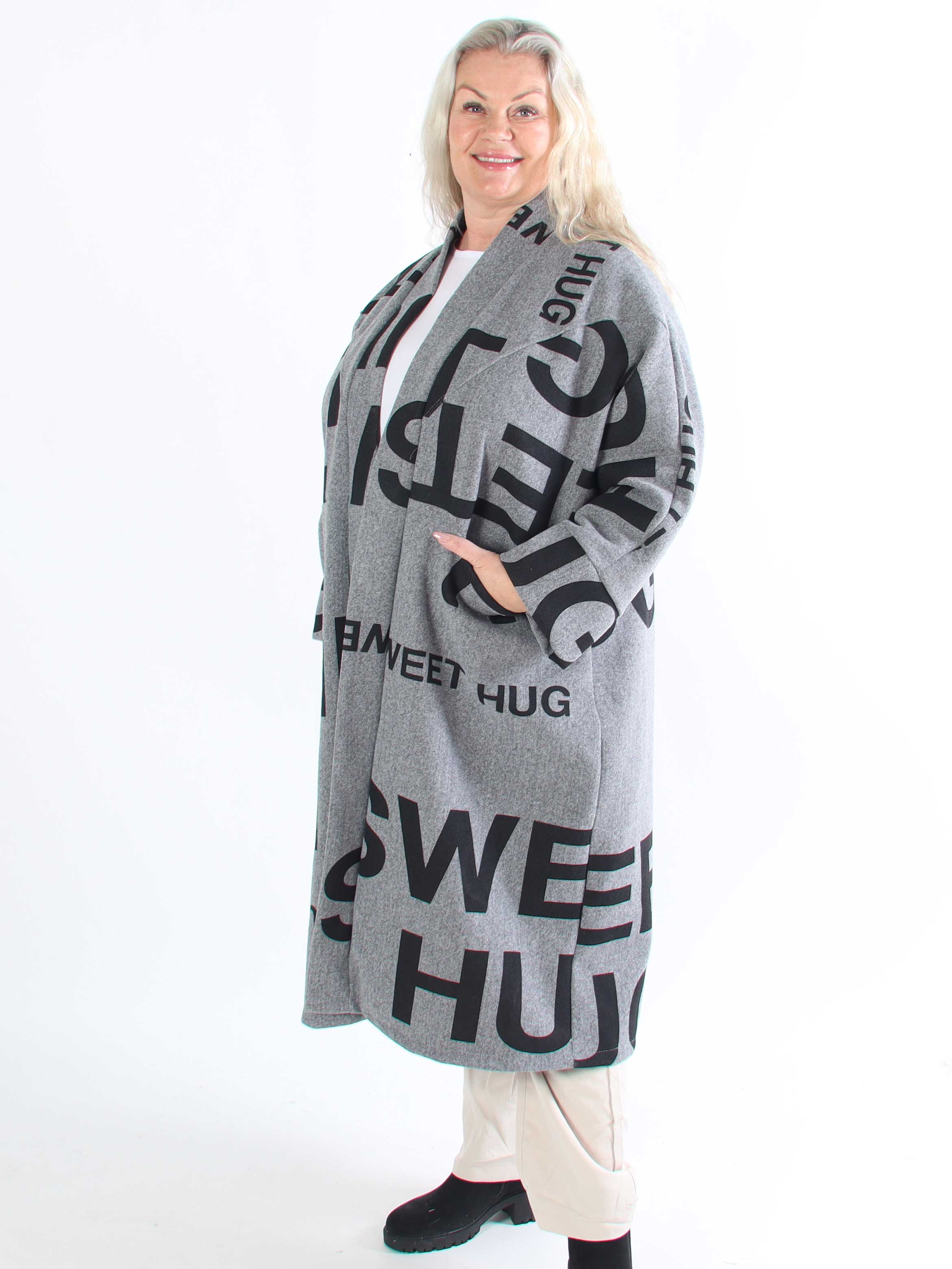 Annah Graphic - Plus size kappa med tydliga sömmar och text