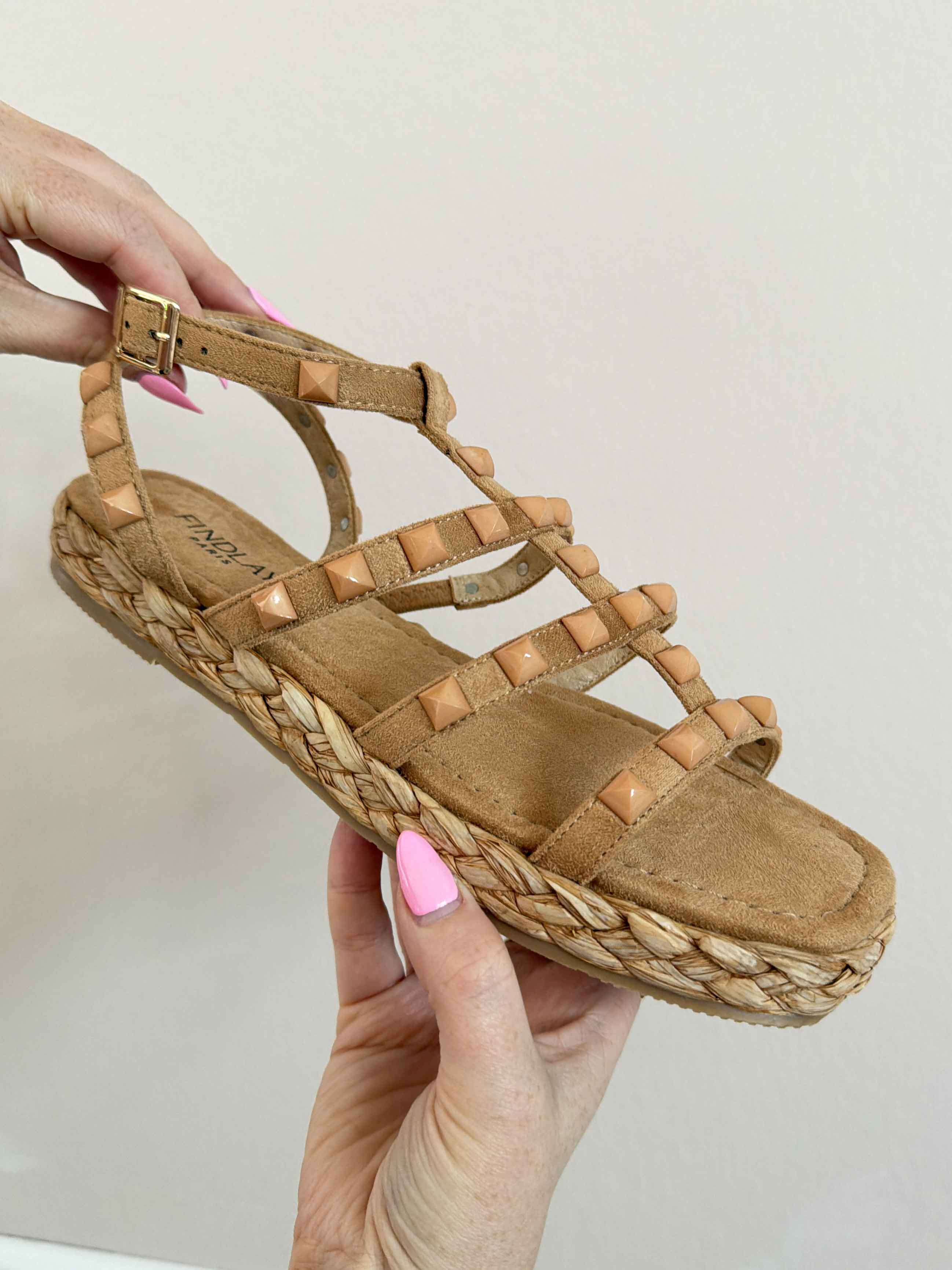Kadia - Sandaler med dekorative nitter på remmene og en fin flettet detalje langs sålen