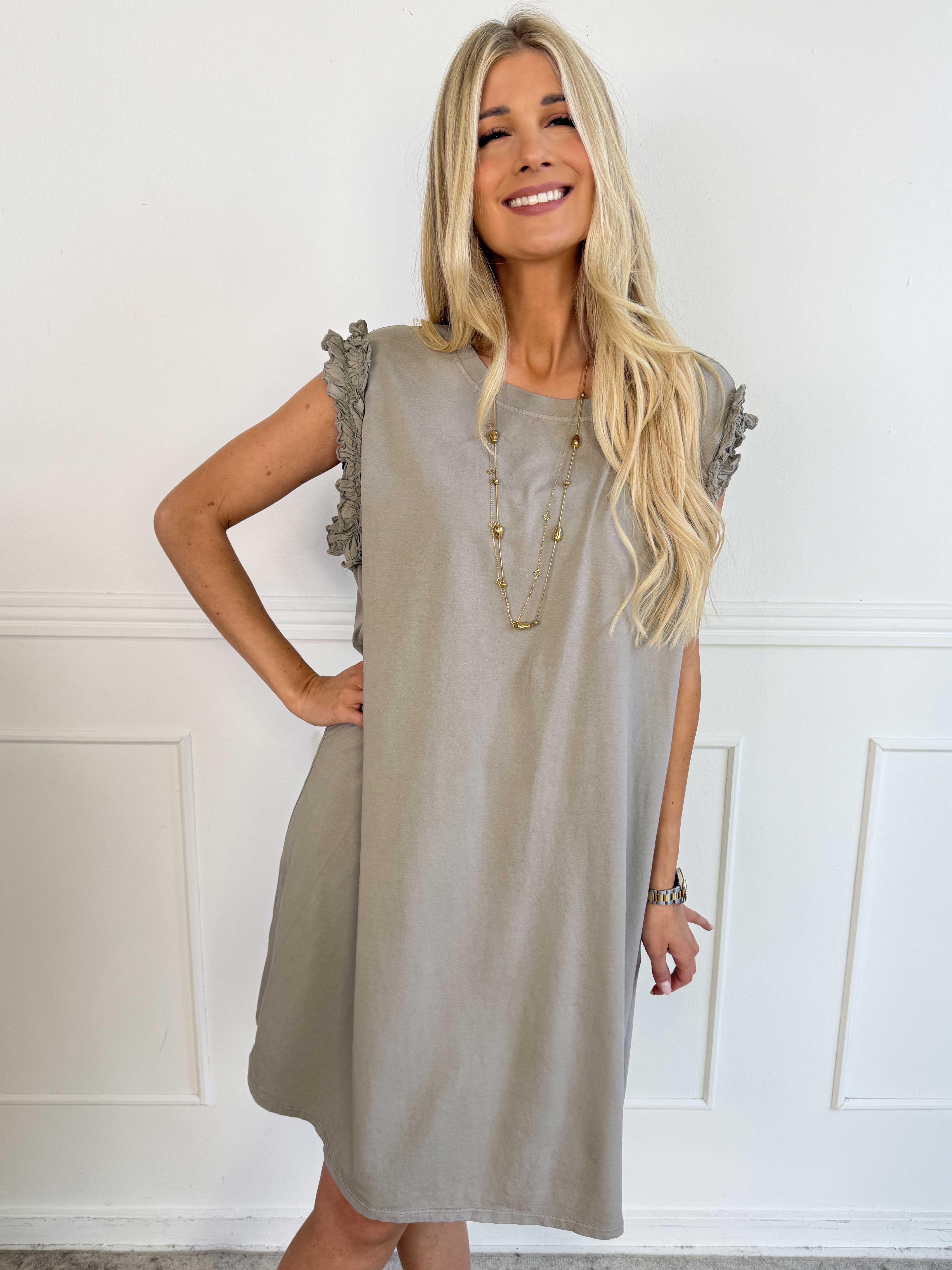 Riley - T-shirtklänning i mjuk bomull med feminina rynkade ärmar