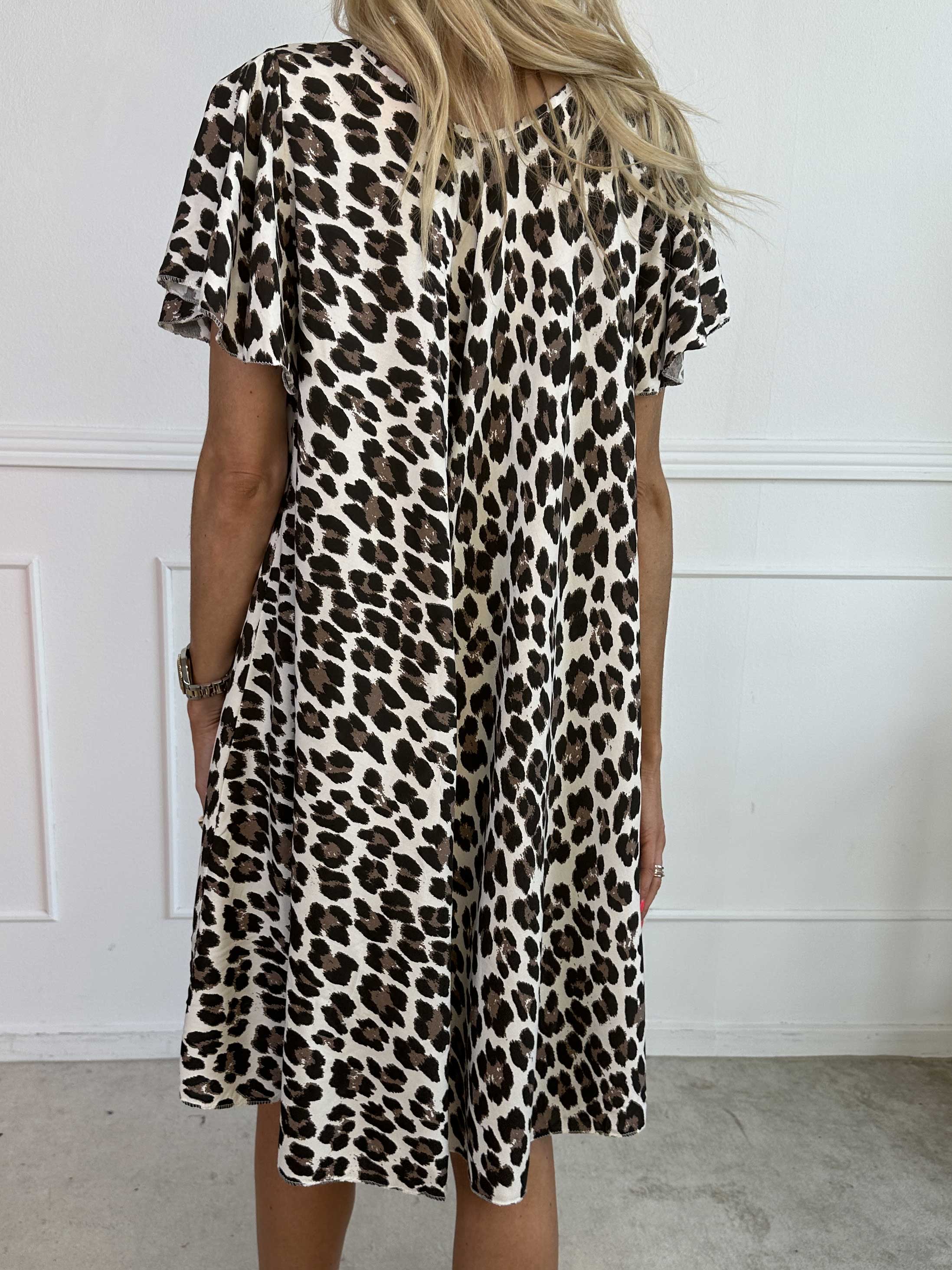 Chione - Söt A-linjeformad klänning med leopardmönster