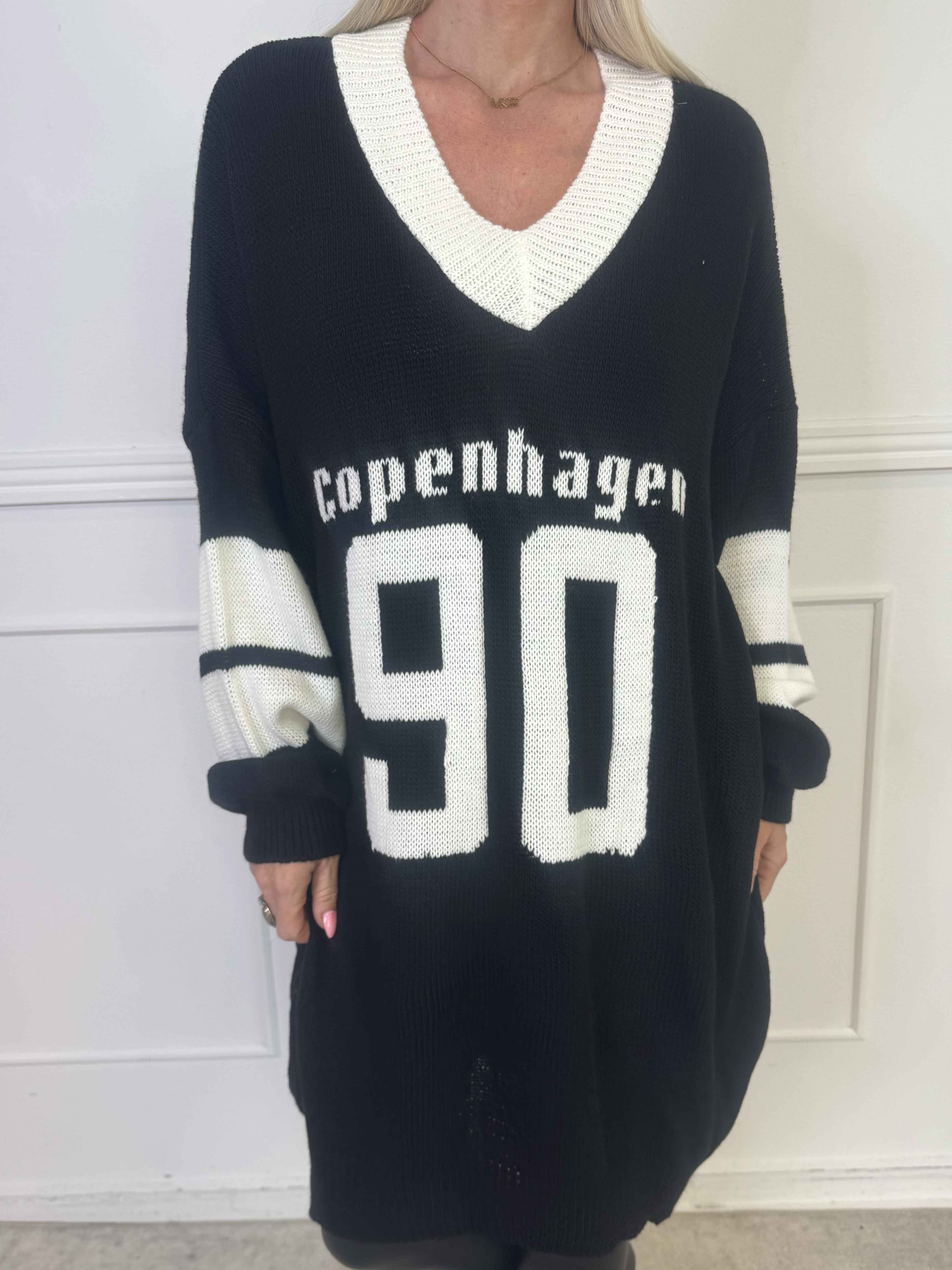 Tiane - Sporty strikkjole med motiv foran