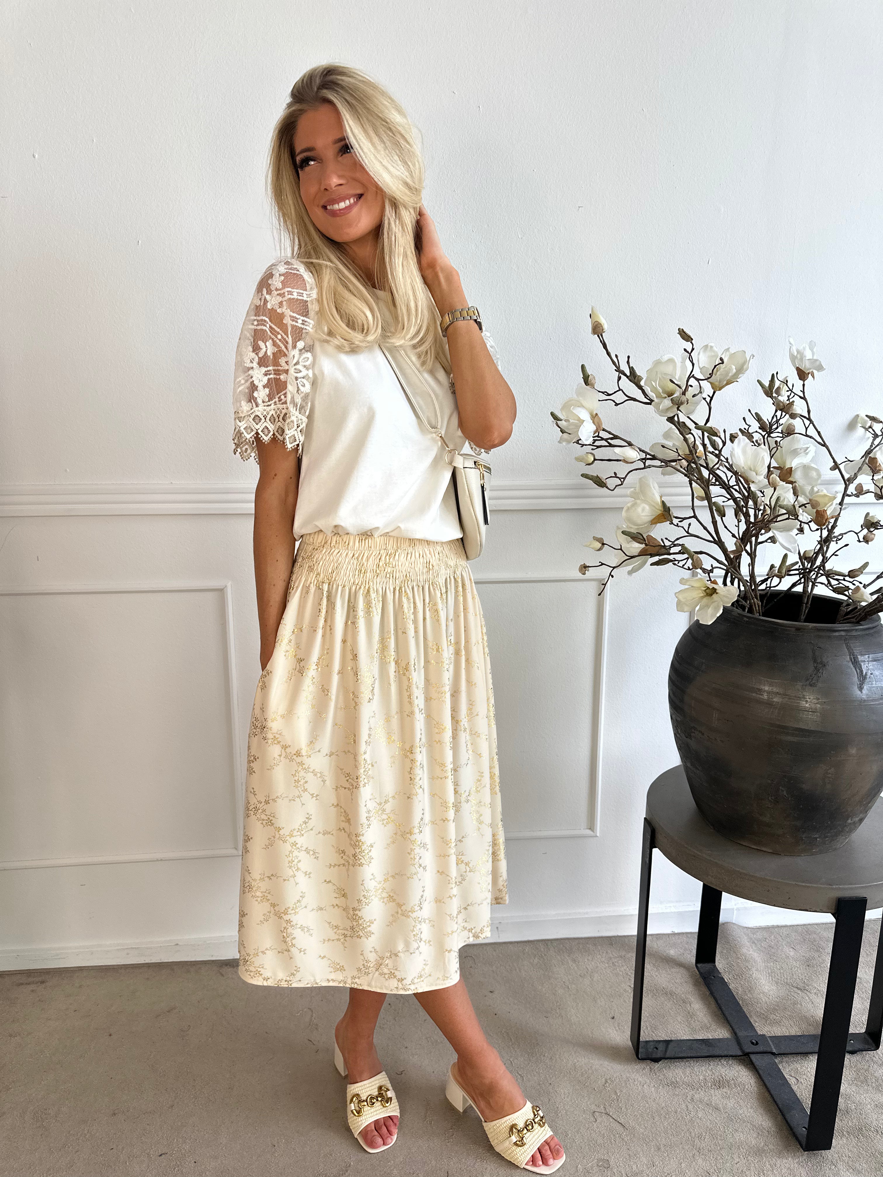 Pams Gold Midi Skirt - Kjol i stretchigt material med fickor