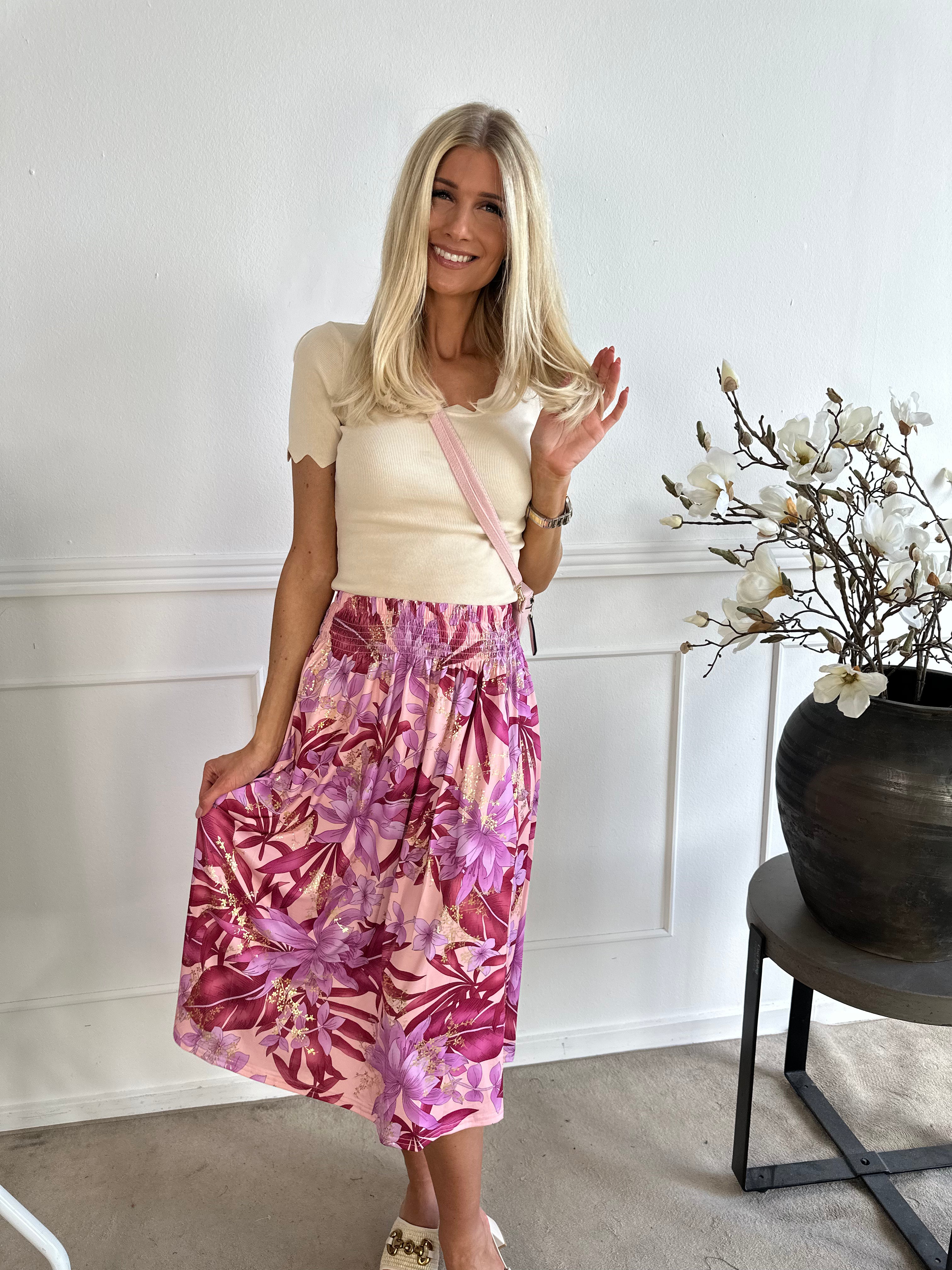 Pams Midi Skirt - Kjol i skrynkelfritt tyg med fickor