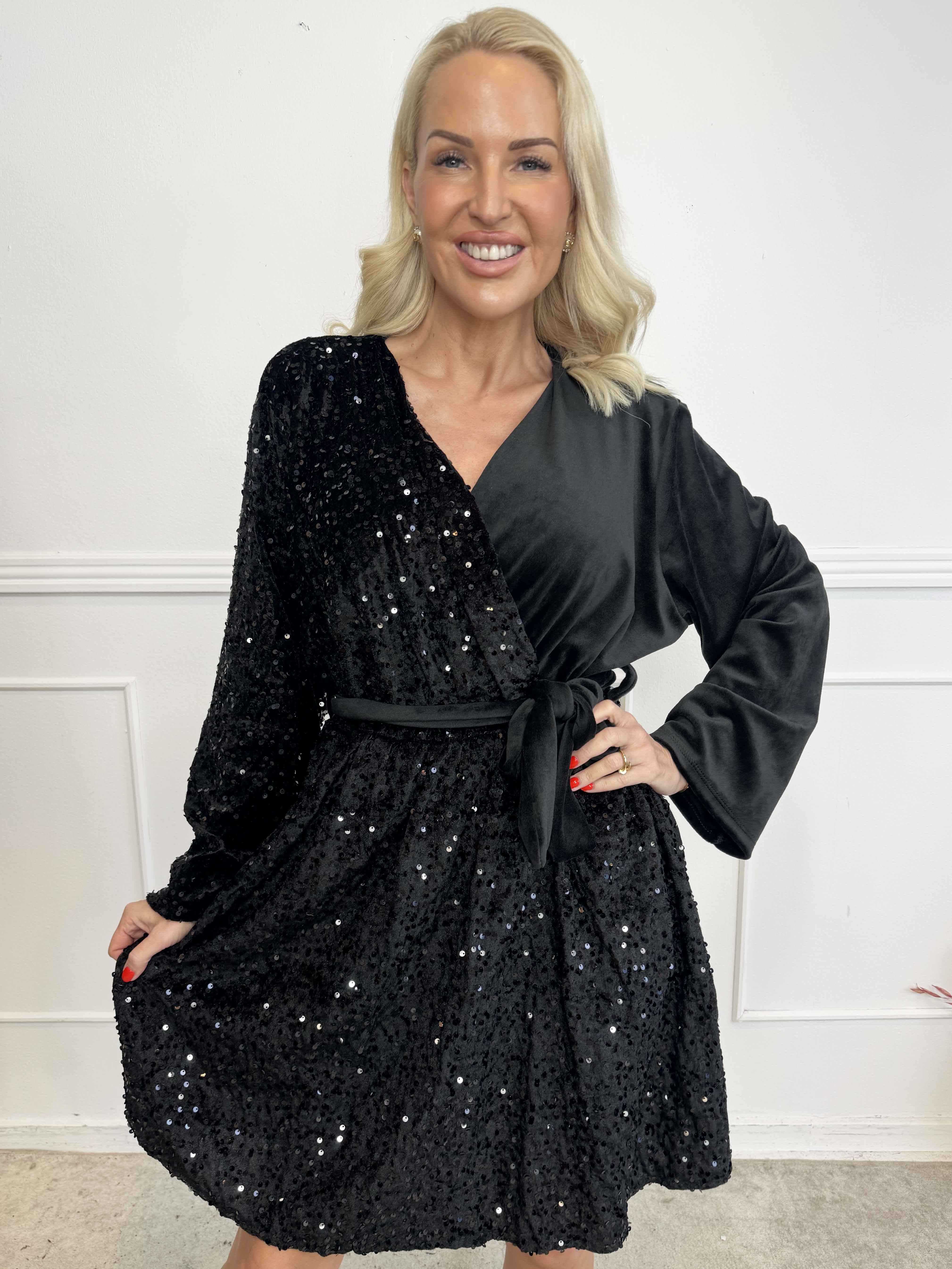 Bling - Söt plus size velourklänning i omlottlook med paljetter