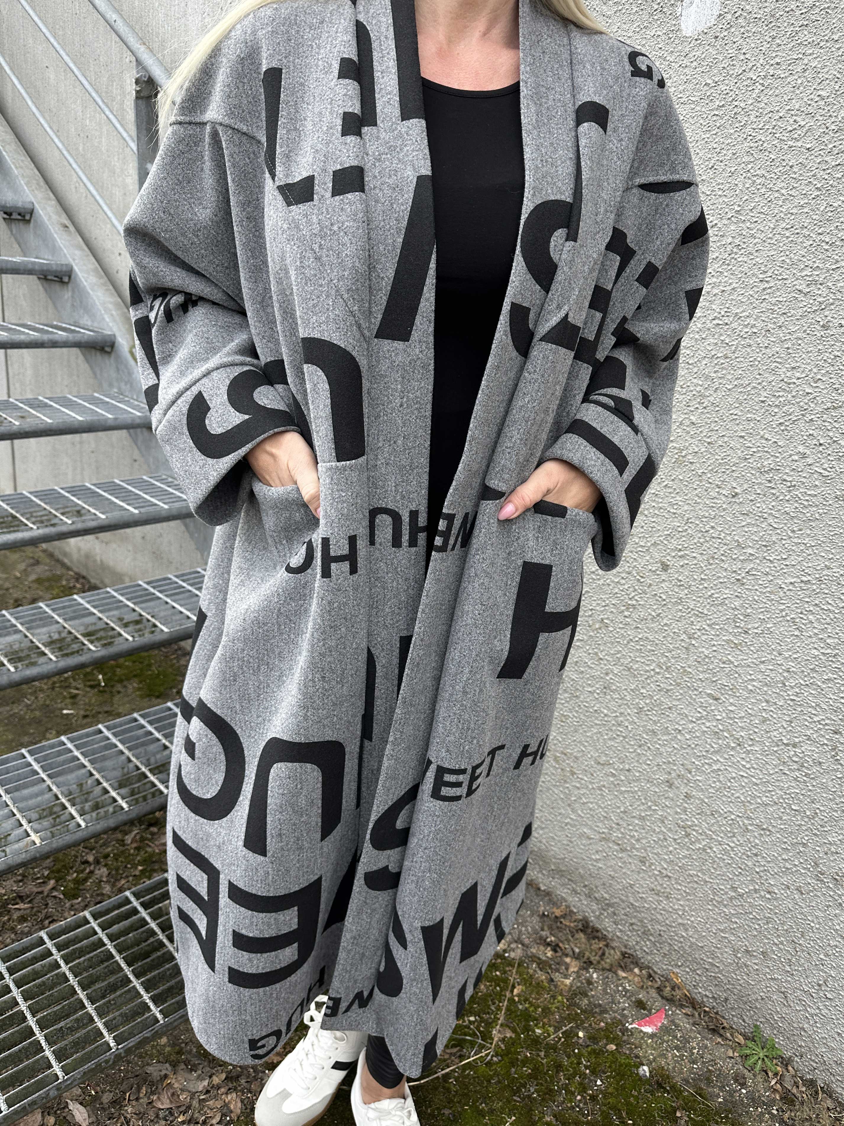 Annah Graphic - Oversized kappa med tydliga sömmar och text