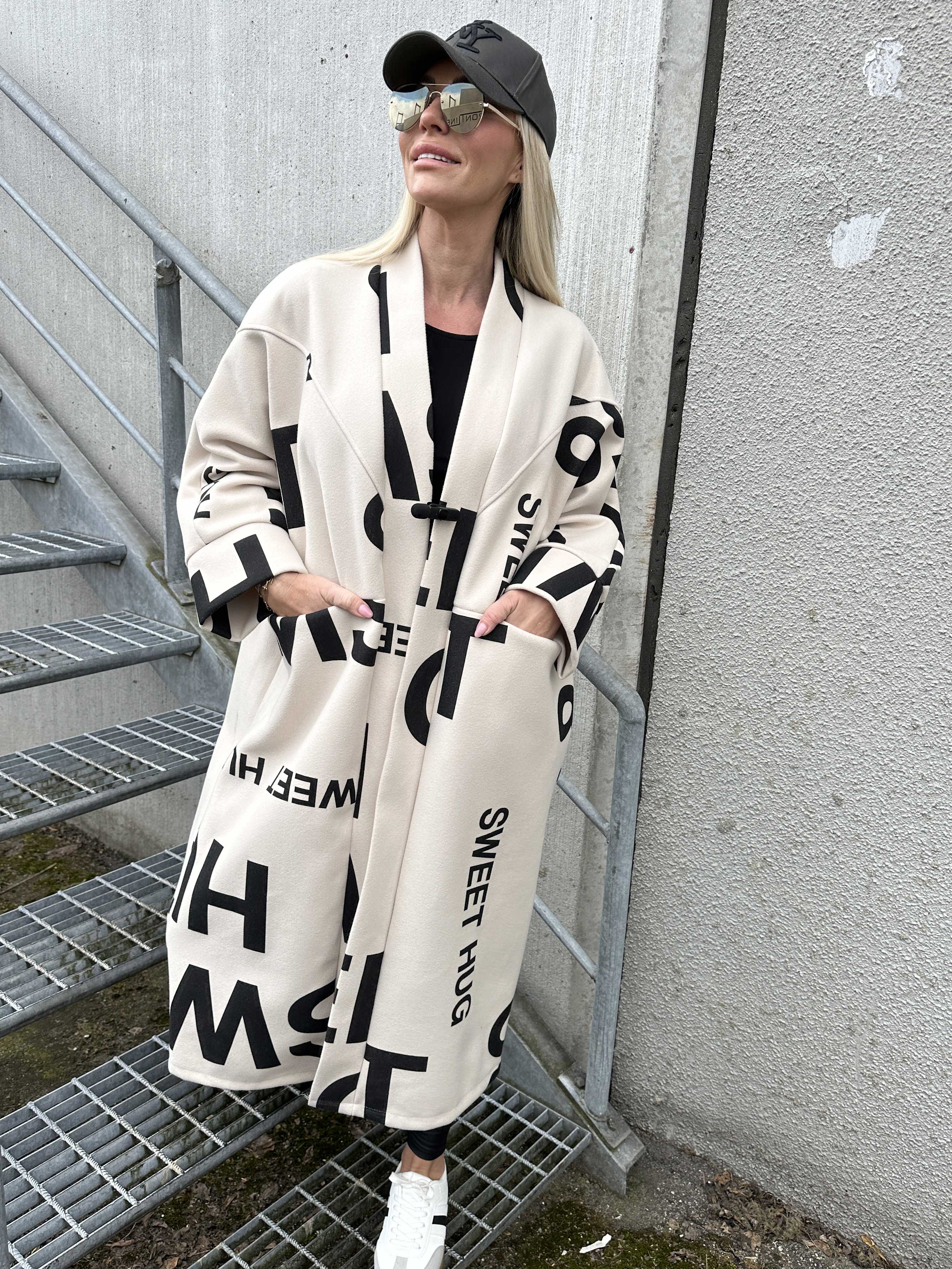 Annah Graphic - Oversized kappa med tydliga sömmar och text