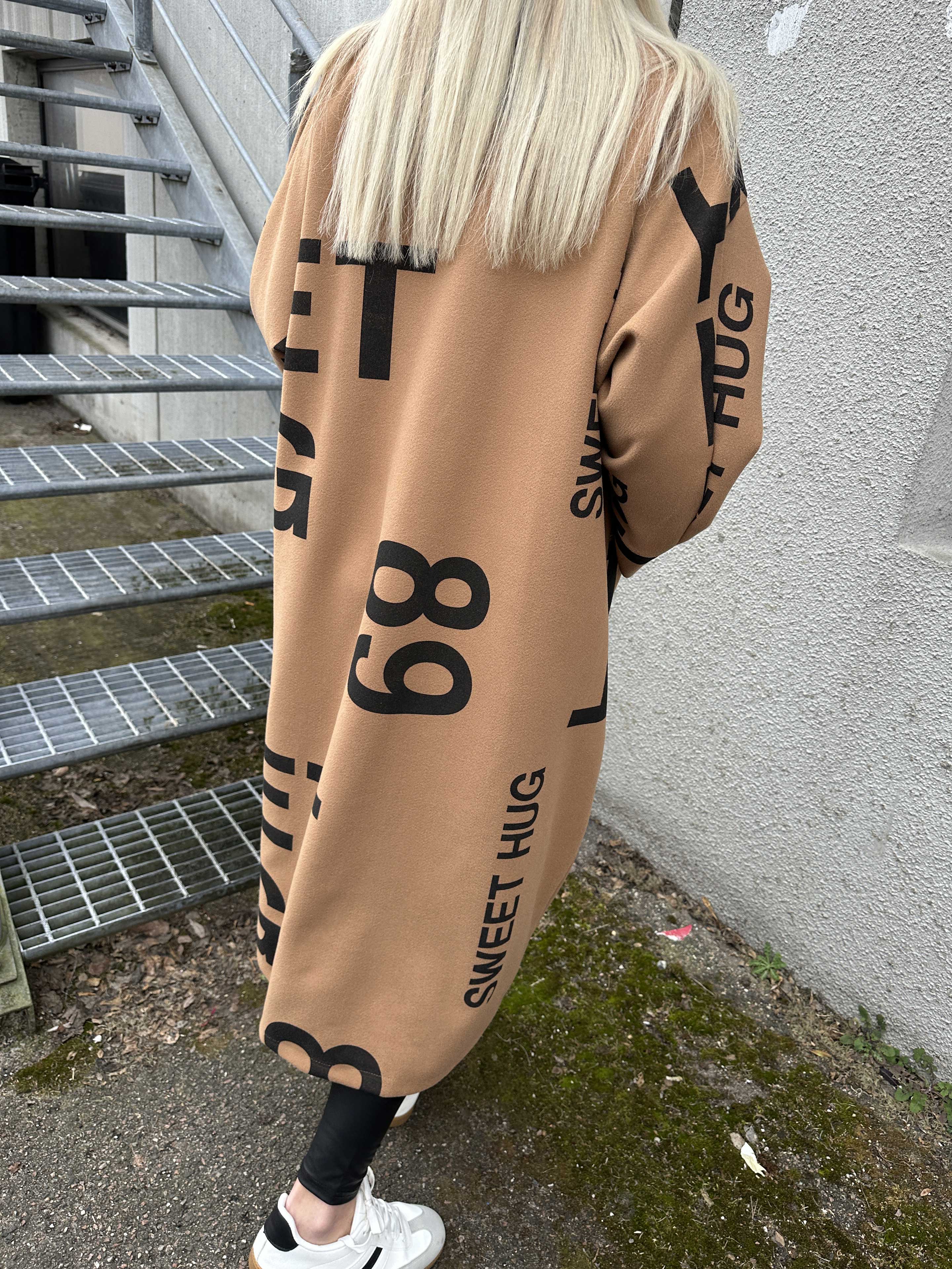 Annah Graphic - Oversized kappa med tydliga sömmar och text
