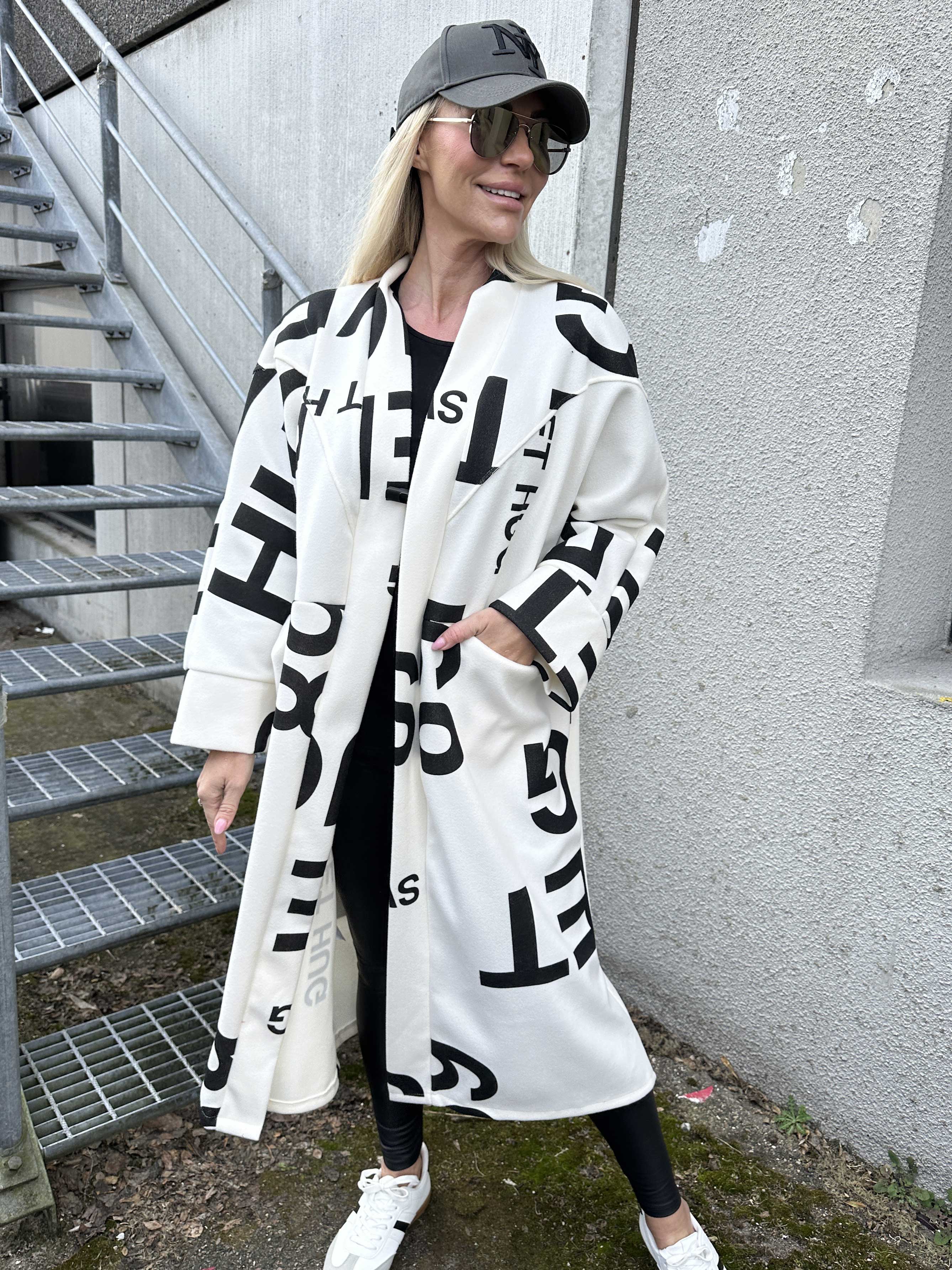 Annah Graphic - Oversized kappa med tydliga sömmar och text