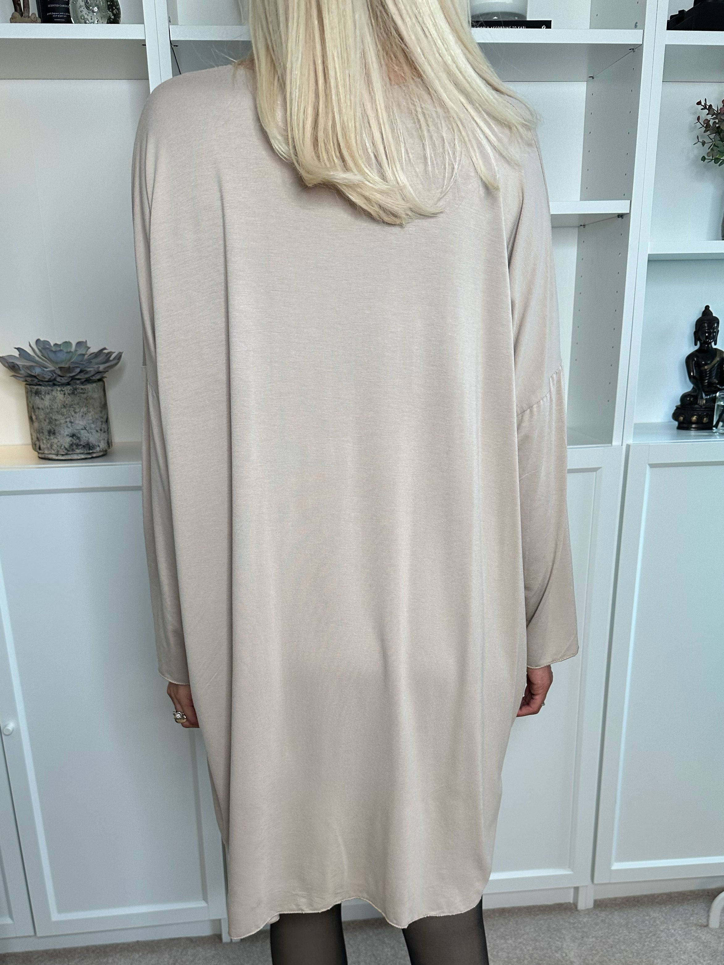 Vogue Long Sleeve - Långärmad klänning i viskos med guldskrift