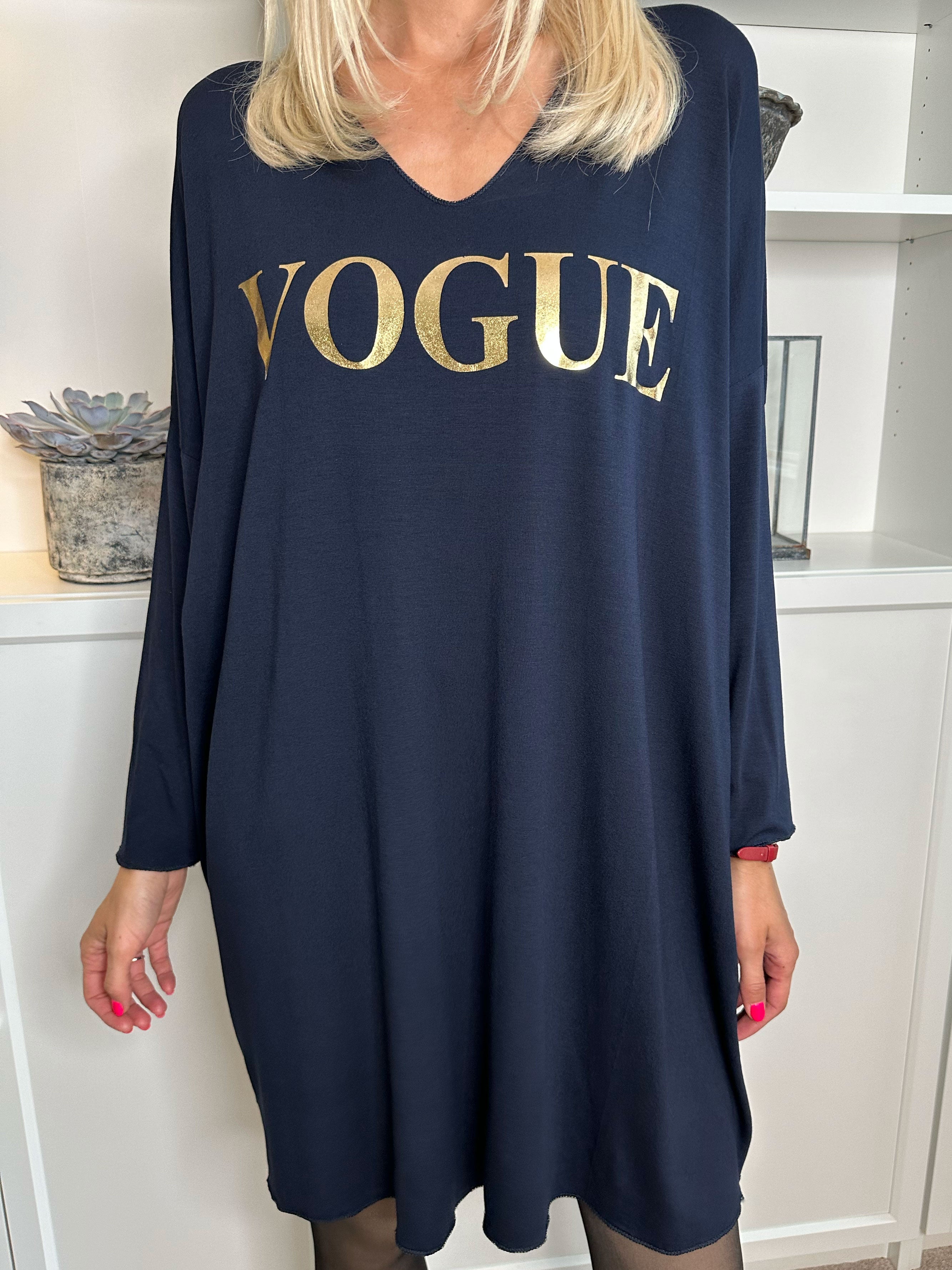 Vogue Long Sleeve - Långärmad klänning i viskos med guldskrift