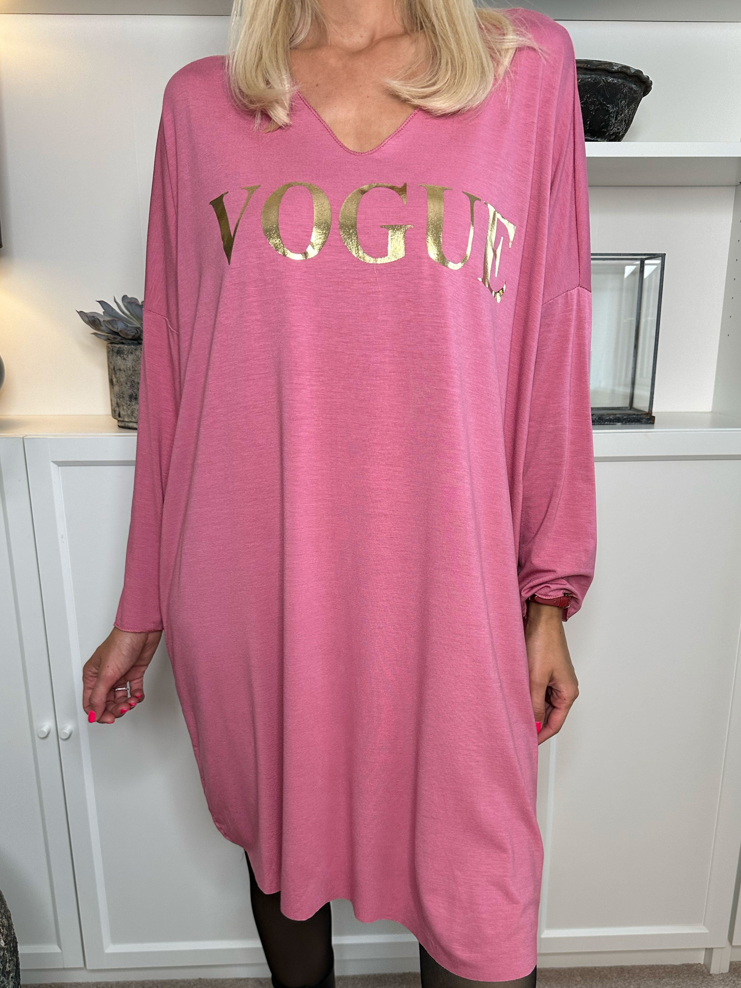 Vogue Long Sleeve - Långärmad klänning i viskos med guldskrift