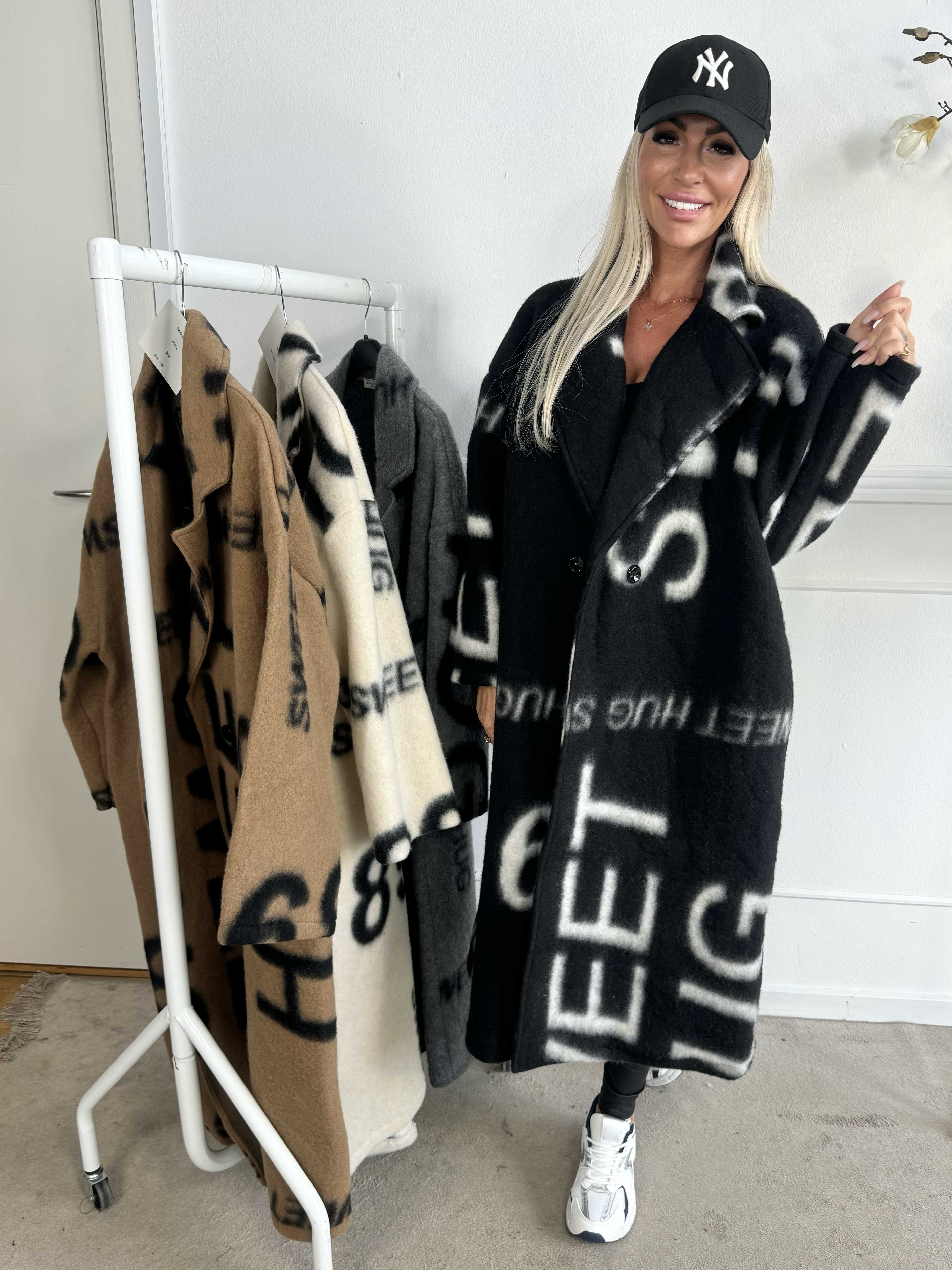Daniela - Lång mjuk kappa med skrift och ull i