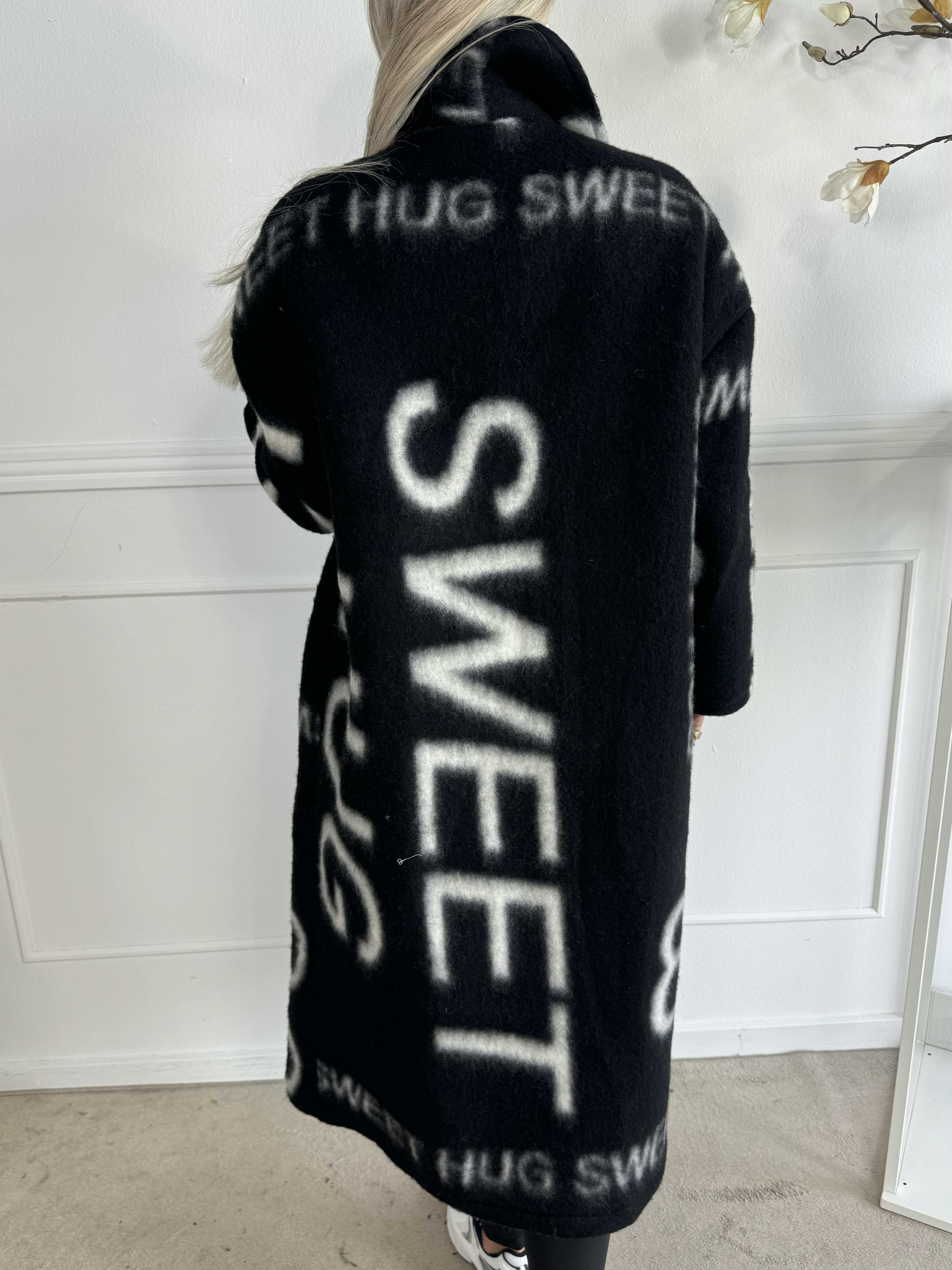 Daniela - Lång mjuk kappa med skrift och ull i