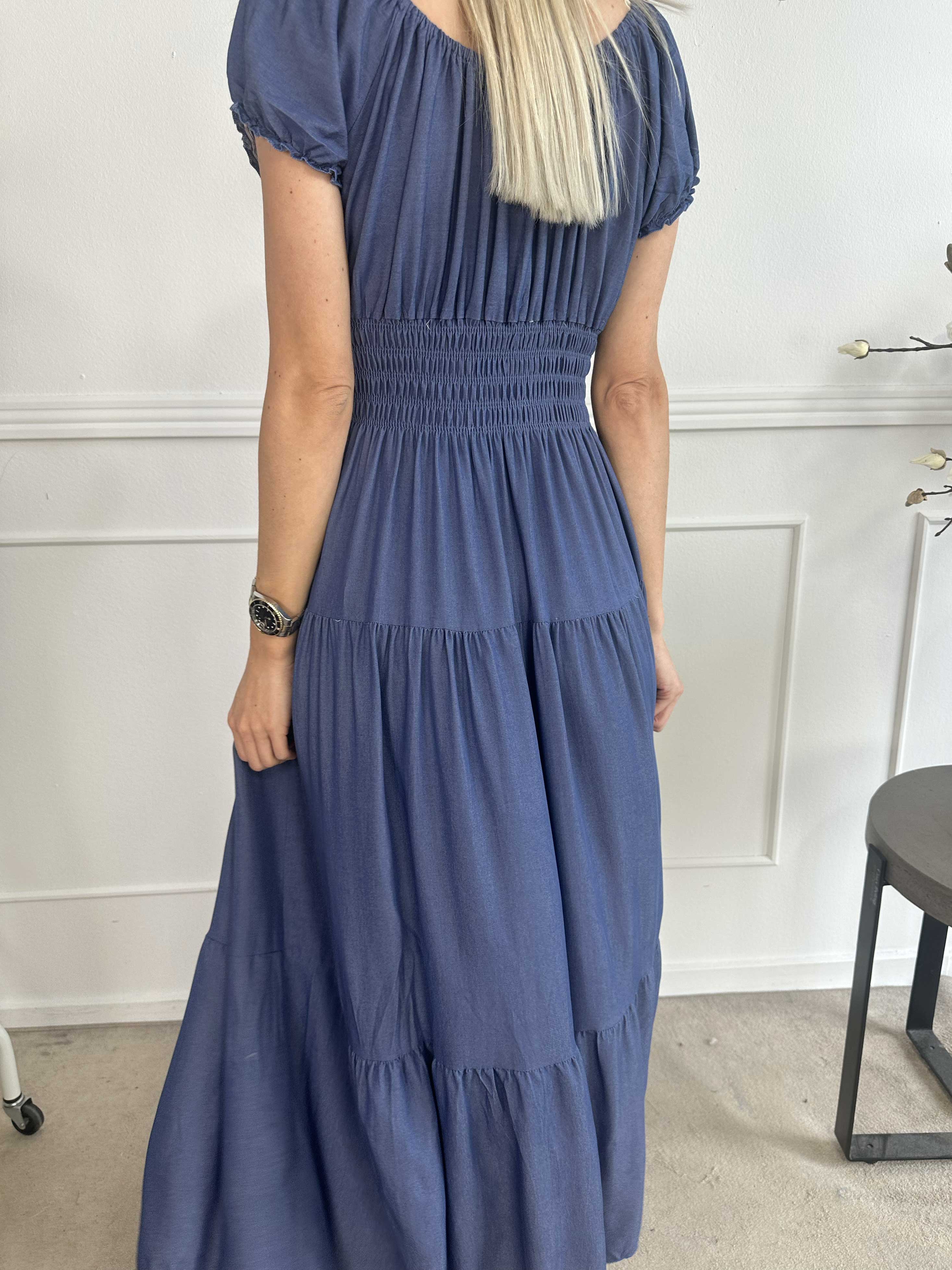 Alexina - Lång klänning i denimlook med resår i midjan