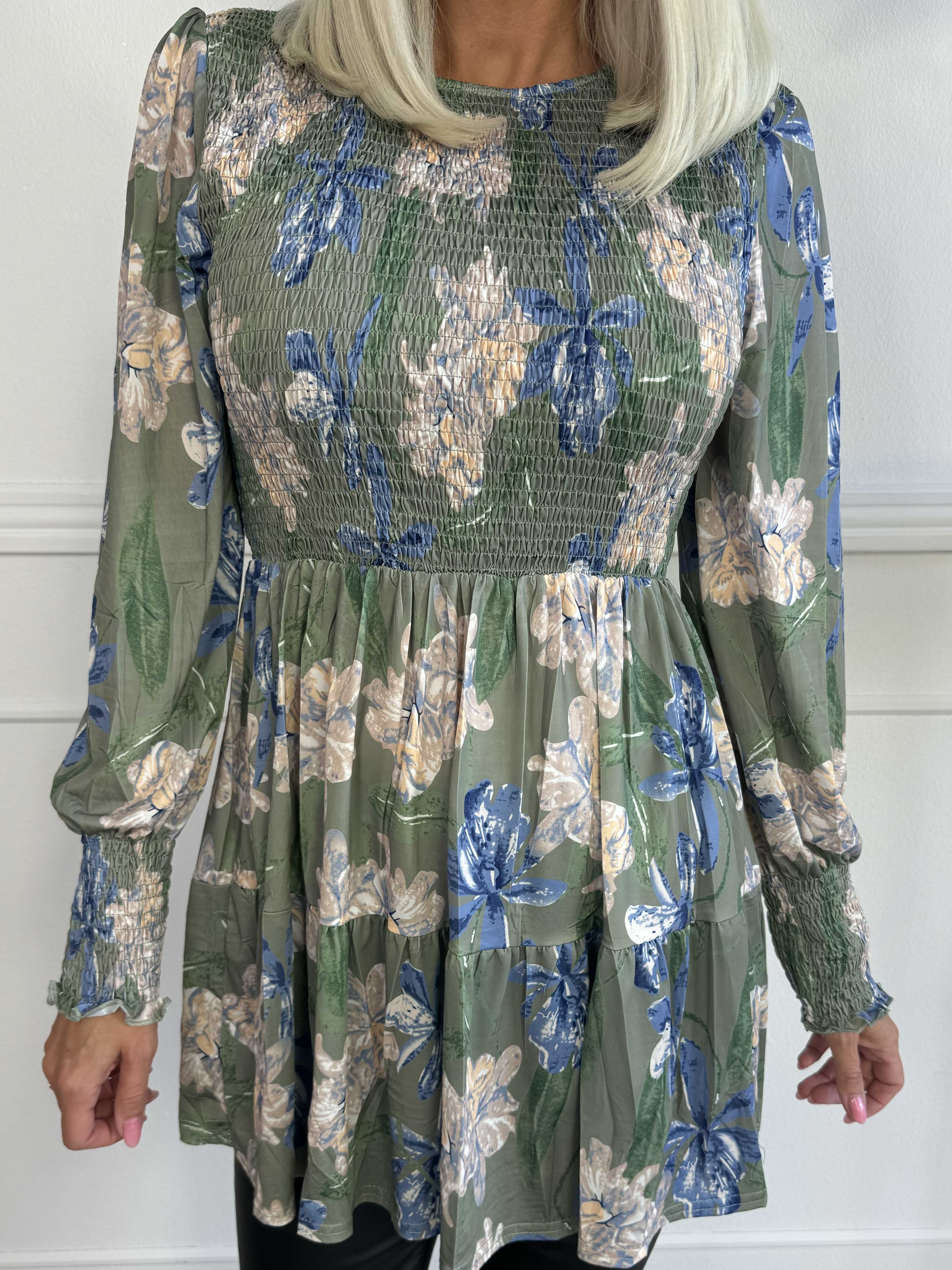 Kelly Flower Shirt - Elastisk blus med smock över bröstet