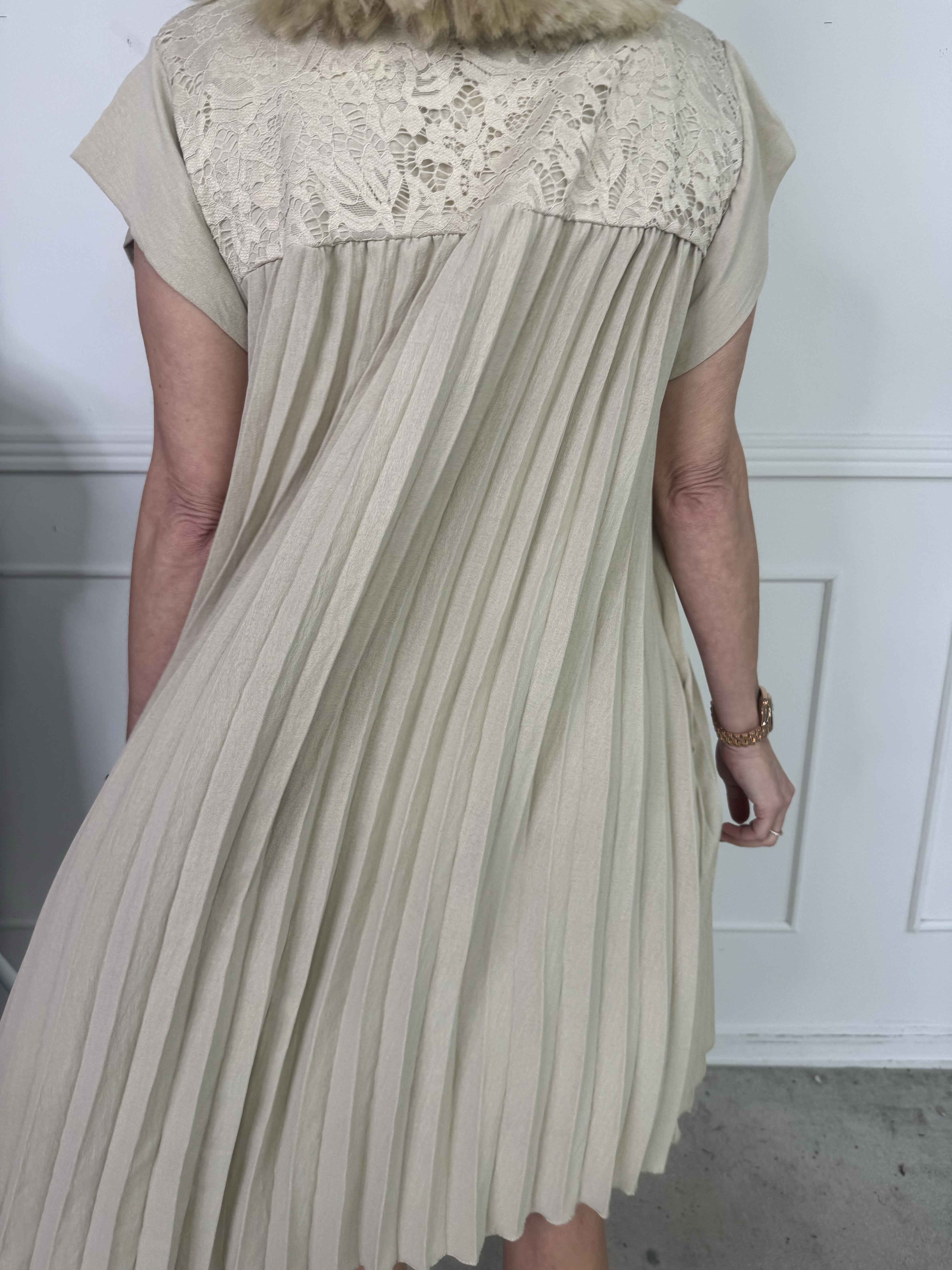 Nancy Lace Short - Plisserad klänning med spets och fickor