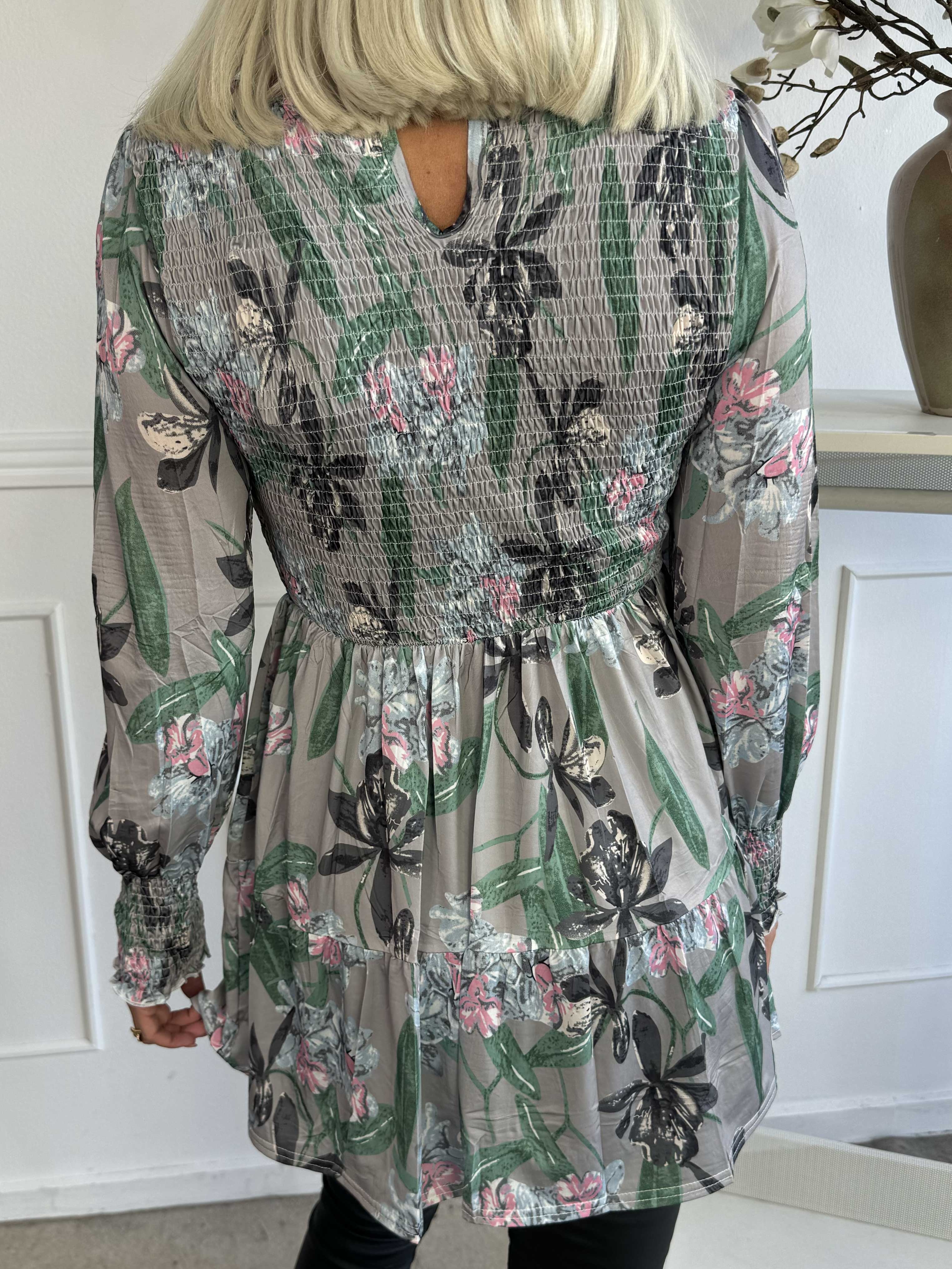 Kelly Flower Shirt - Elastisk blus med smock över bröstet