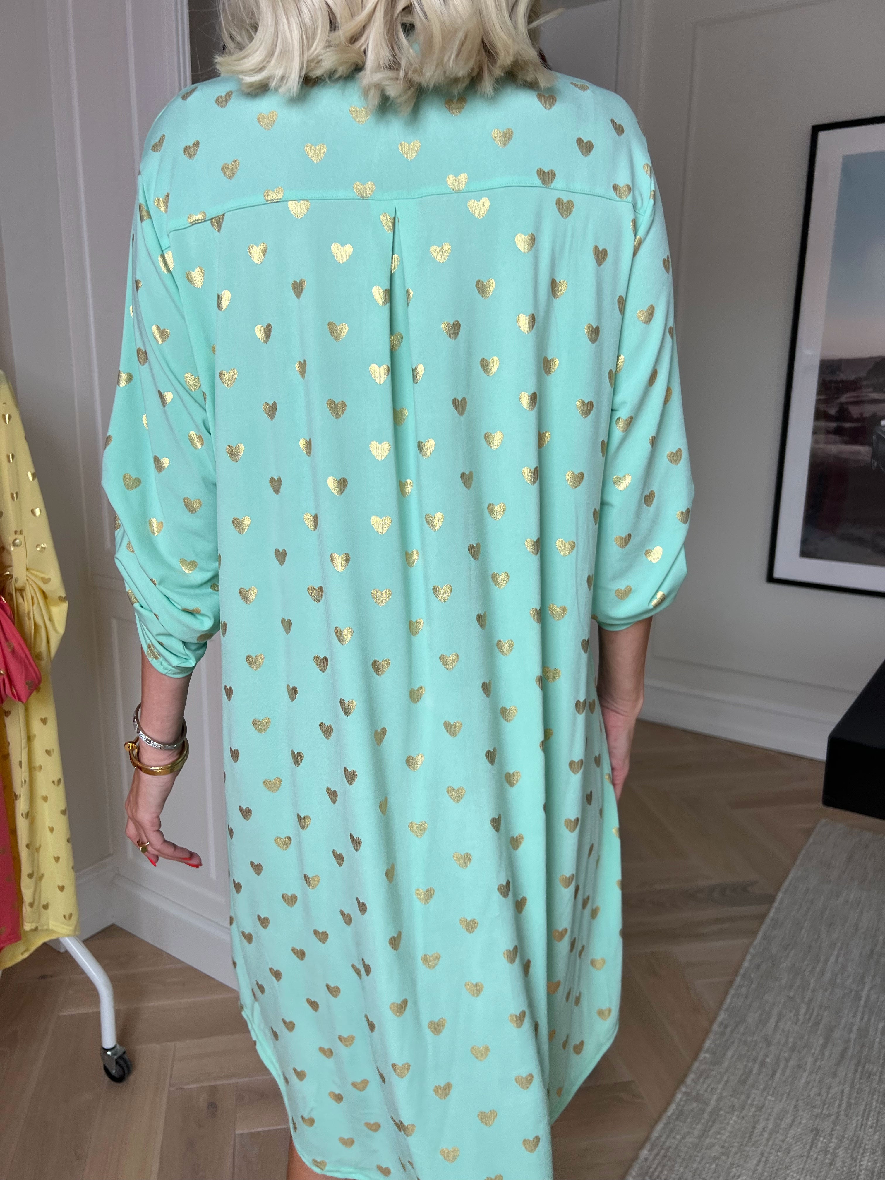 Ebba Gold Heart - Resårklänning med guldfärgade hjärtdetaljer
