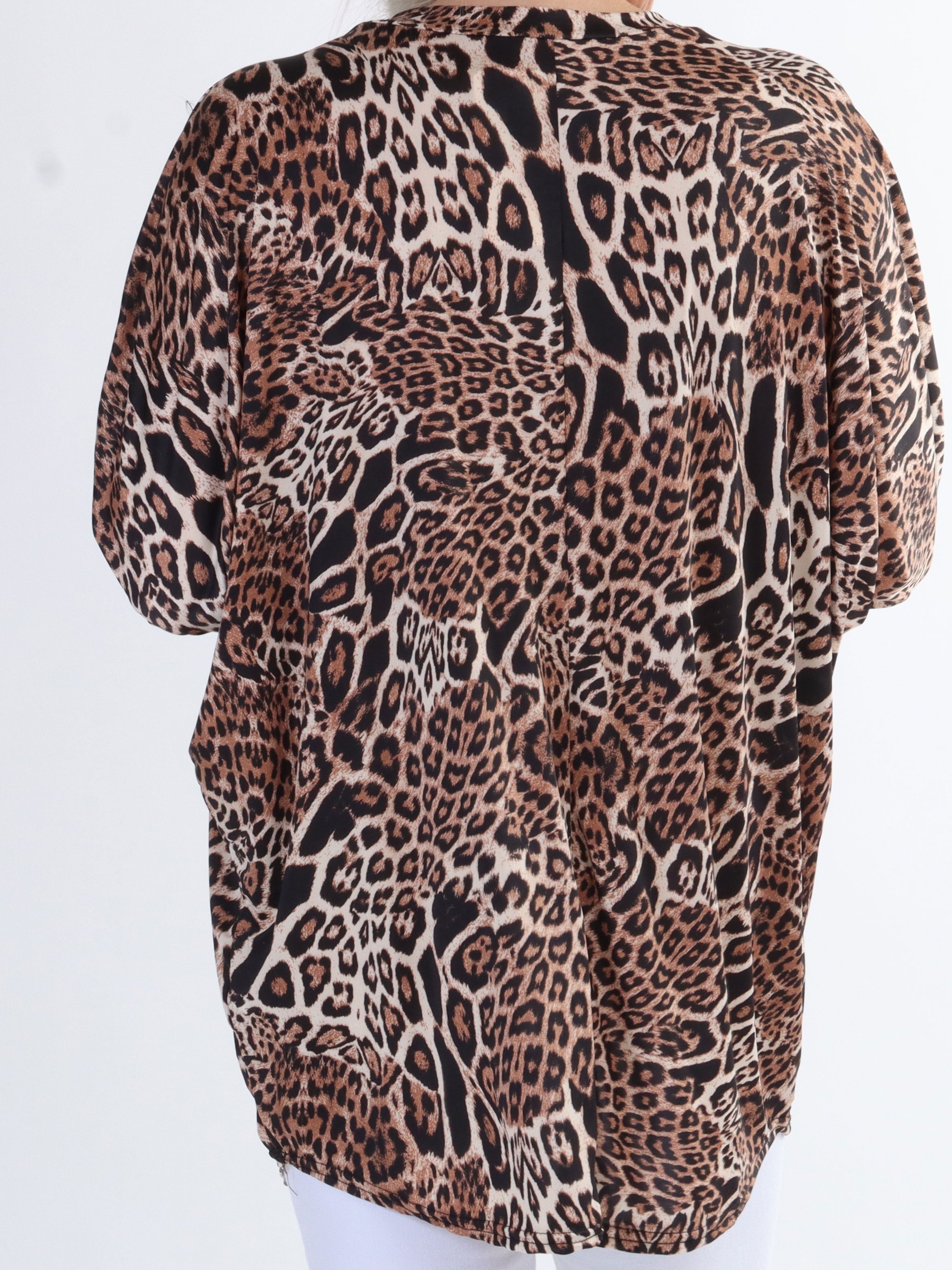 Celia leo - Söt plus size tunika i stretchigt leopardtyg