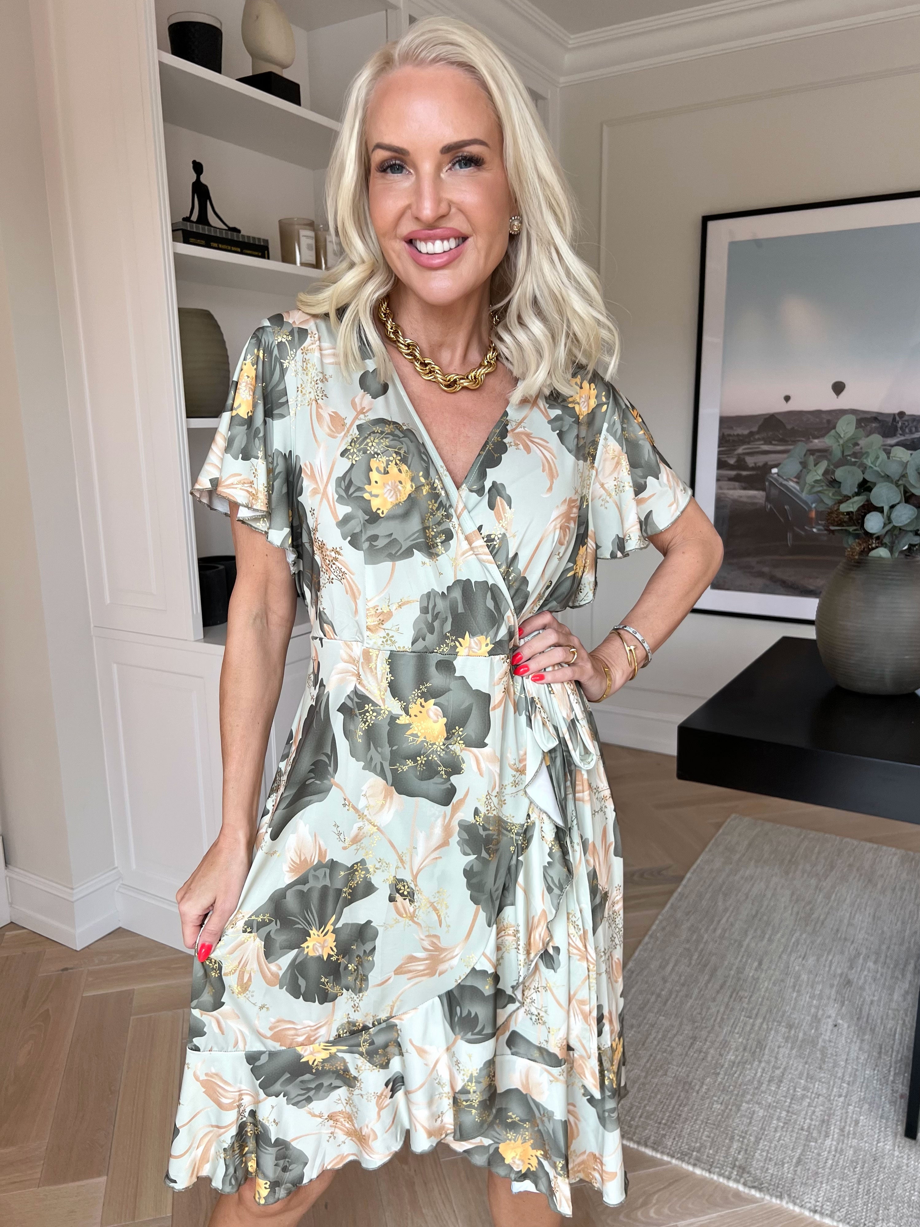 Savina Botanic S/S - Blommig stretchklänning med omlott och volangärmar