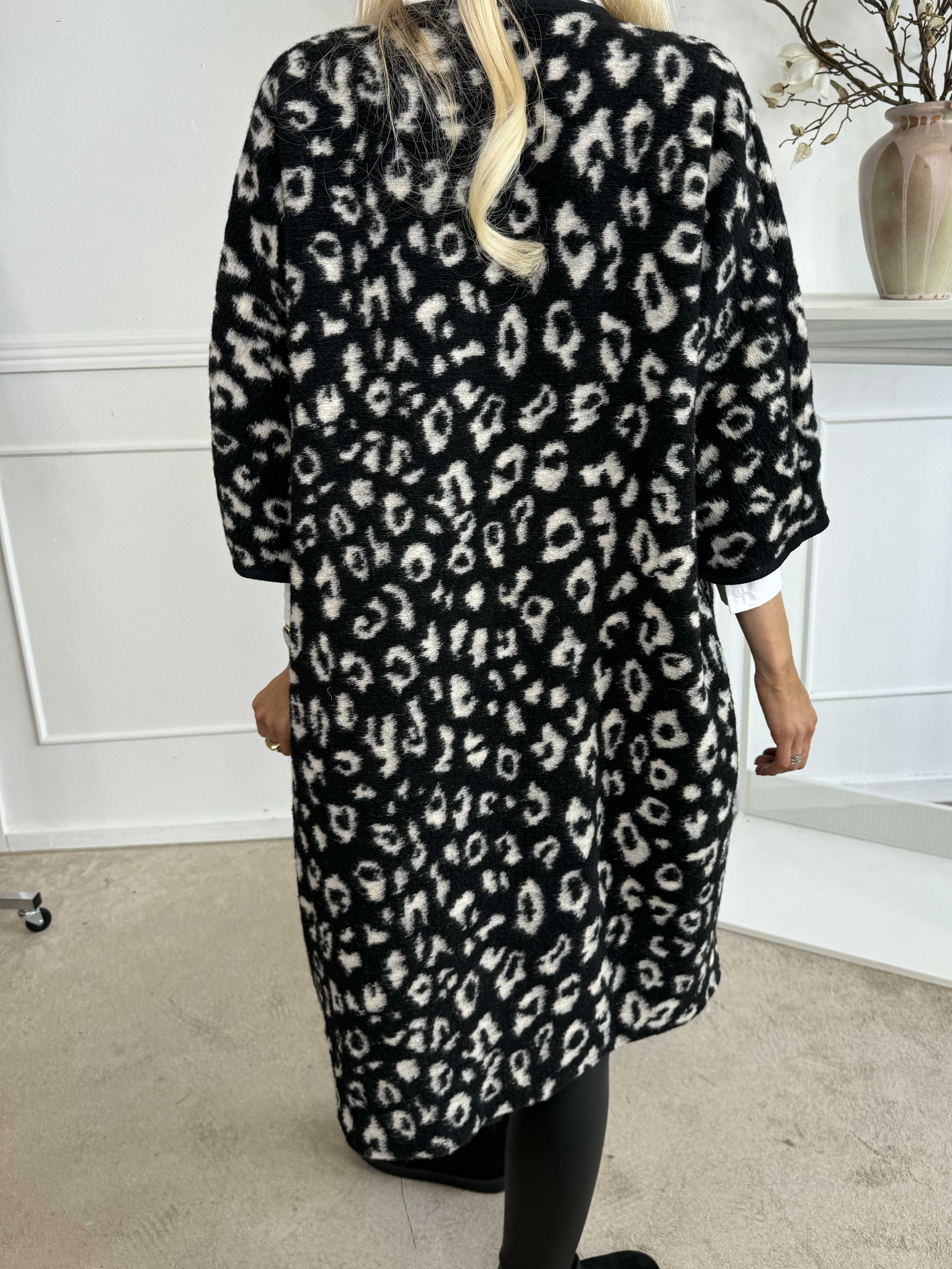 Arianna Leo - Leopardmönstrad kappa med ullfoder