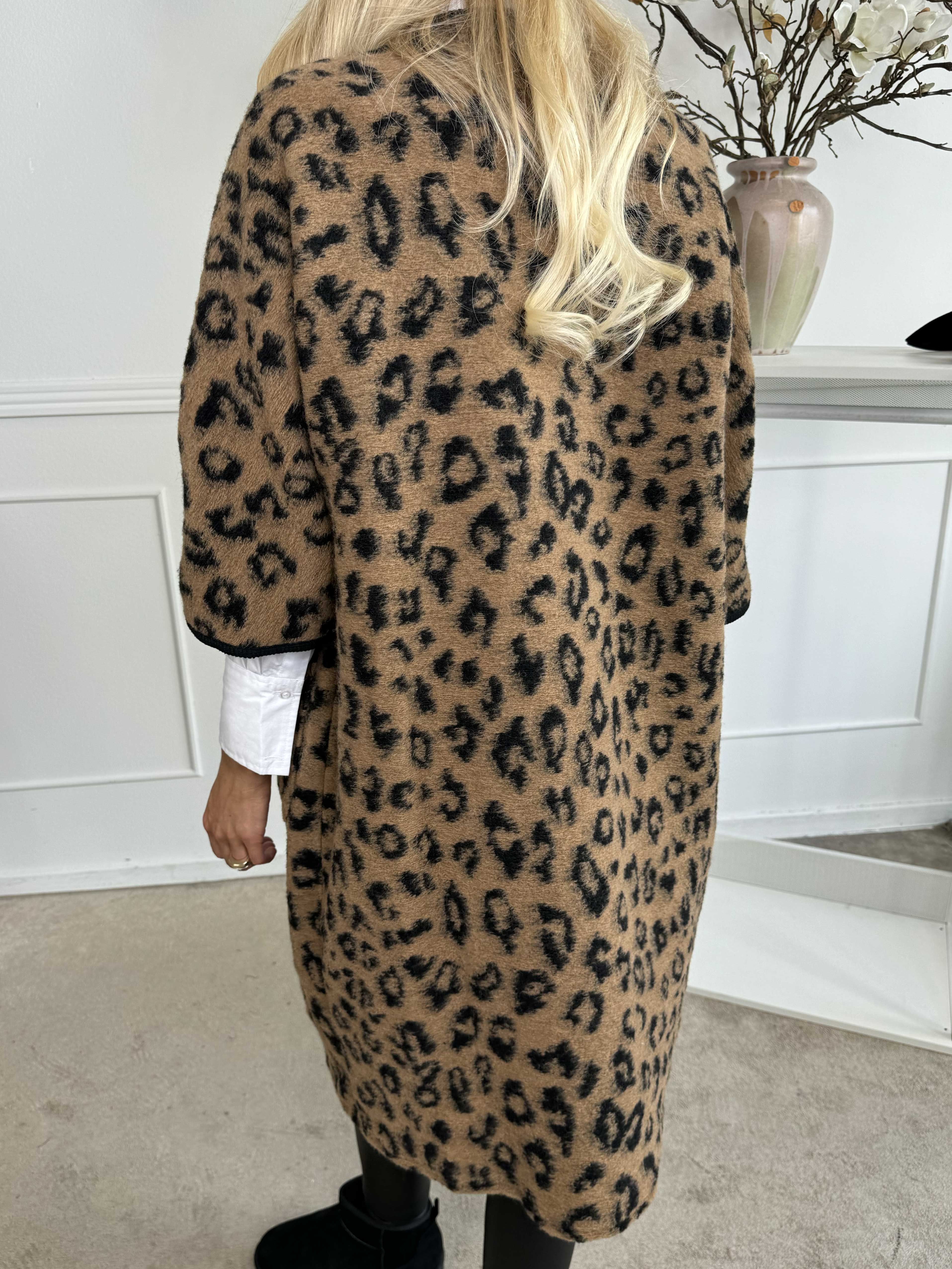 Arianna Leo - Leopardmönstrad kappa med ullfoder