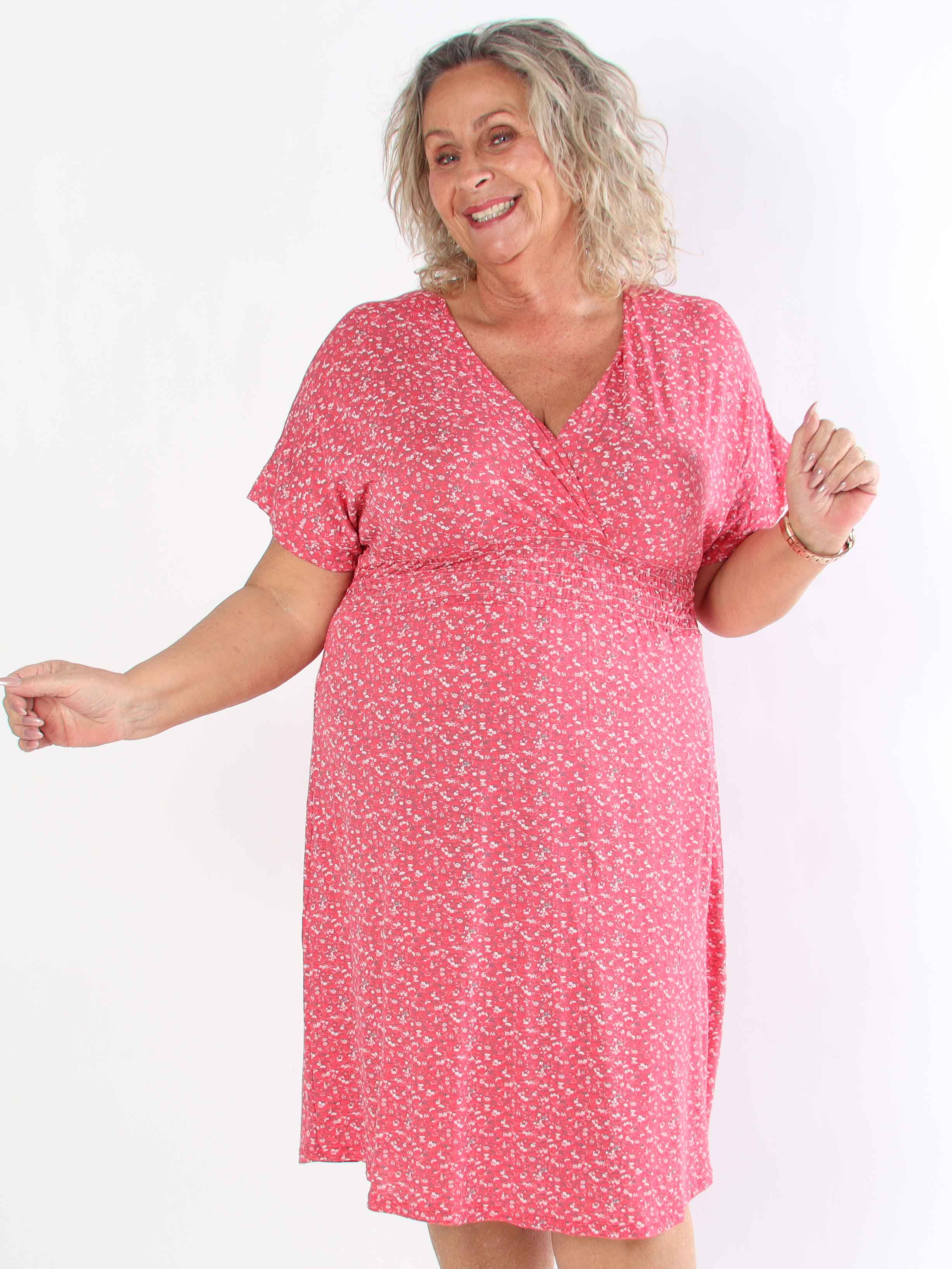Maryam - Söt plus size klänning i mjuk viskos med blomstermönster
