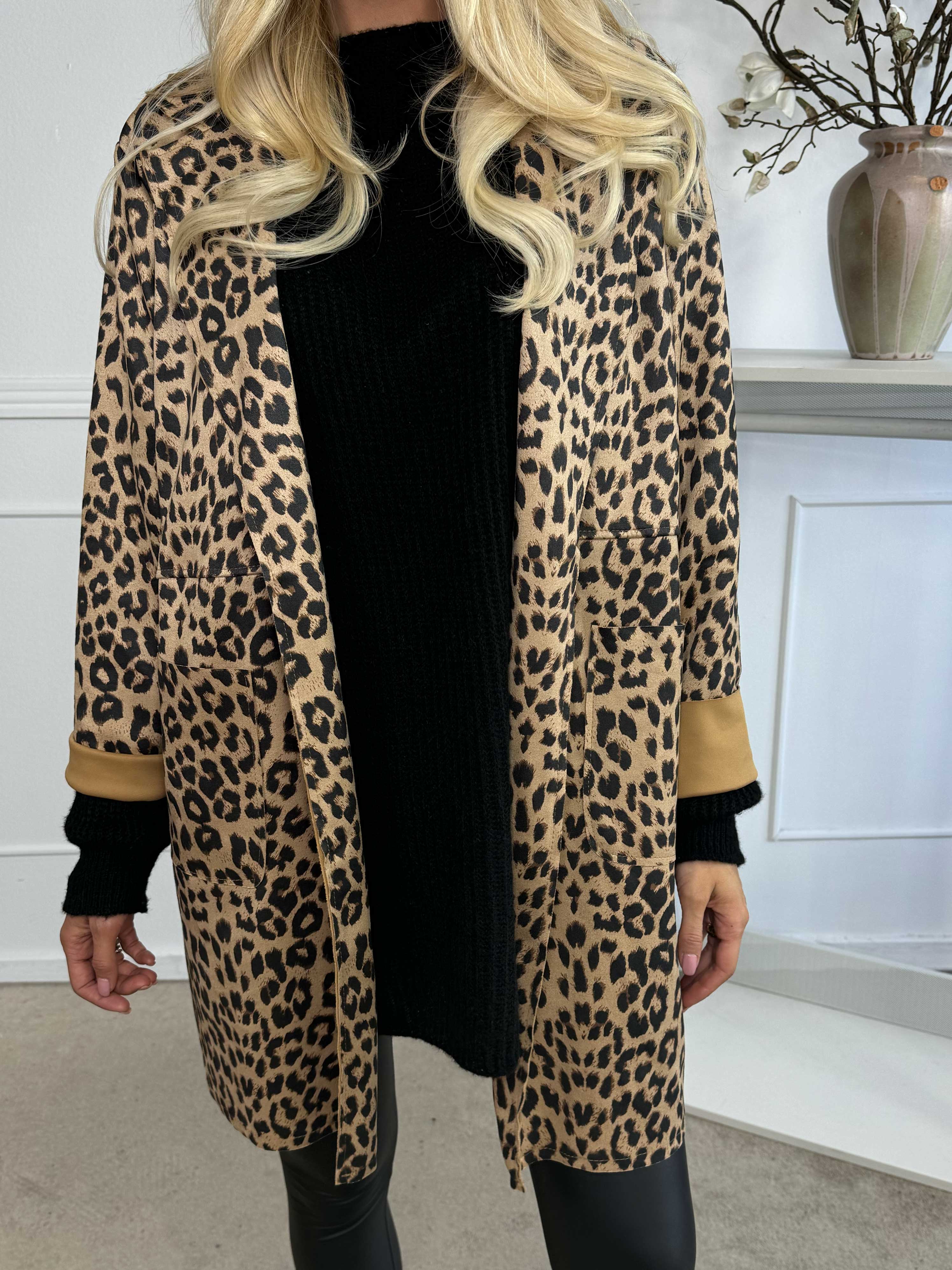 Belvi - Lättviktsrock i mjuk mockalook med leopardtryck