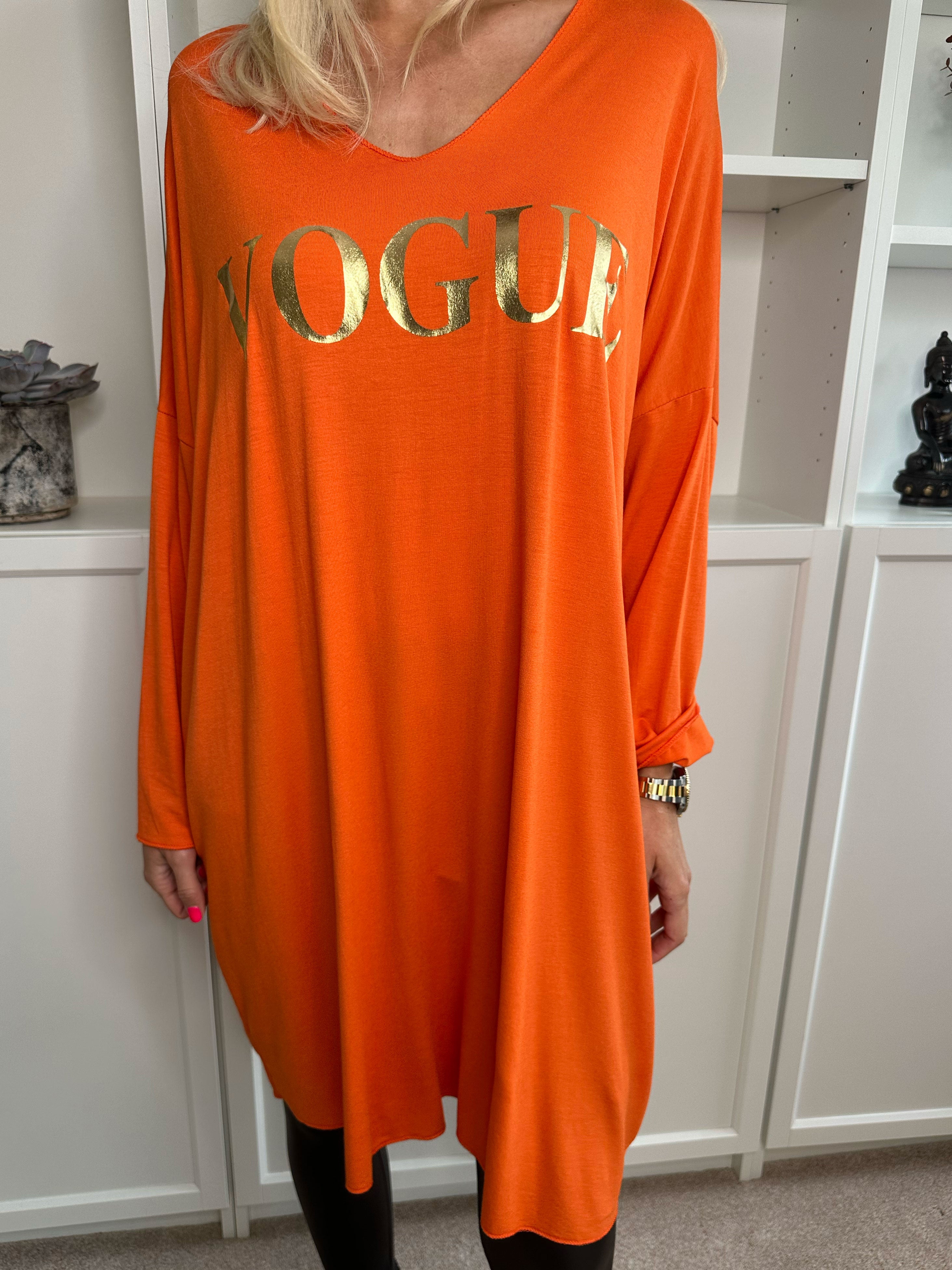 Vogue Long Sleeve - Långärmad klänning i viskos med guldskrift
