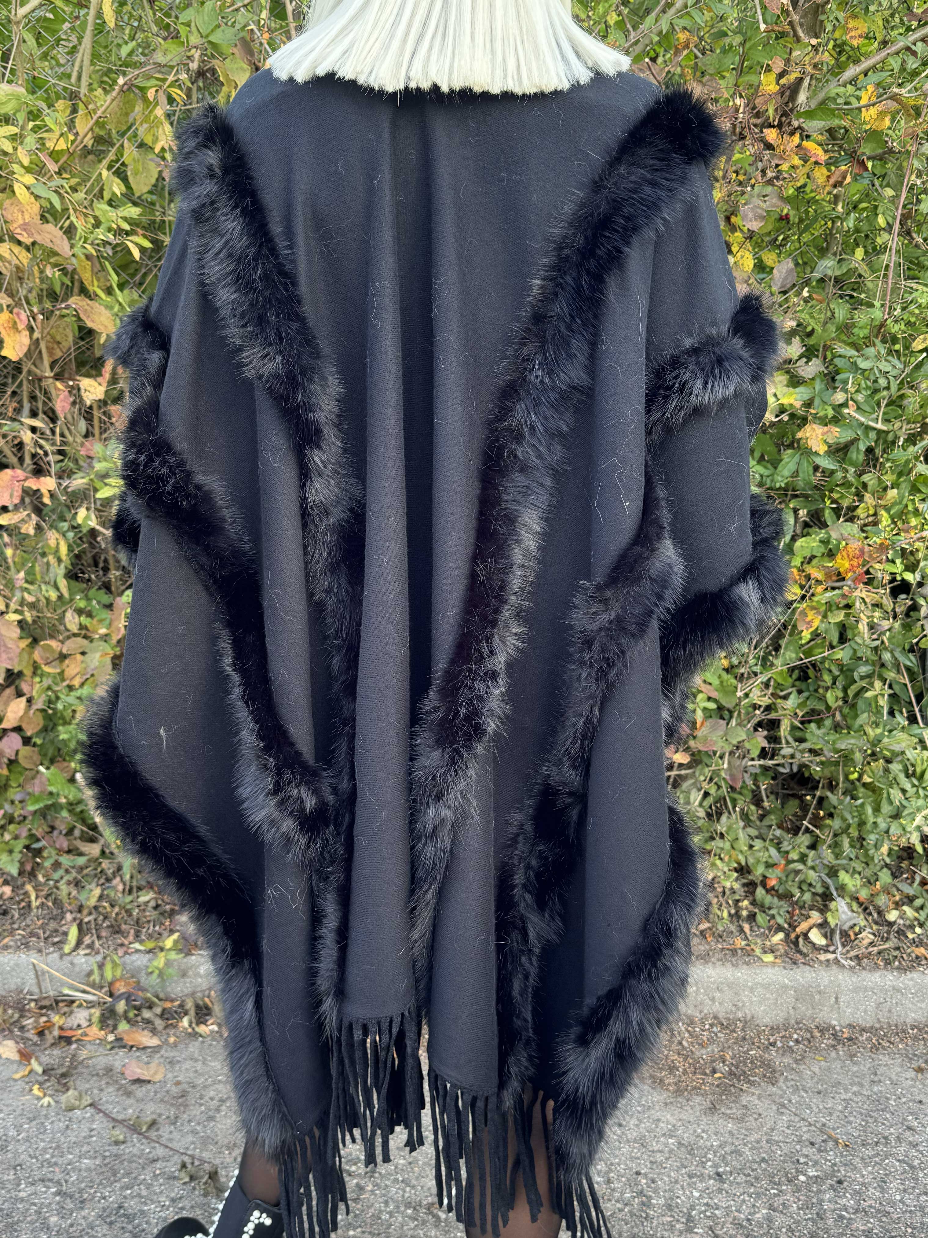 Lisa - Poncho med ull och mjuk fuskpäls