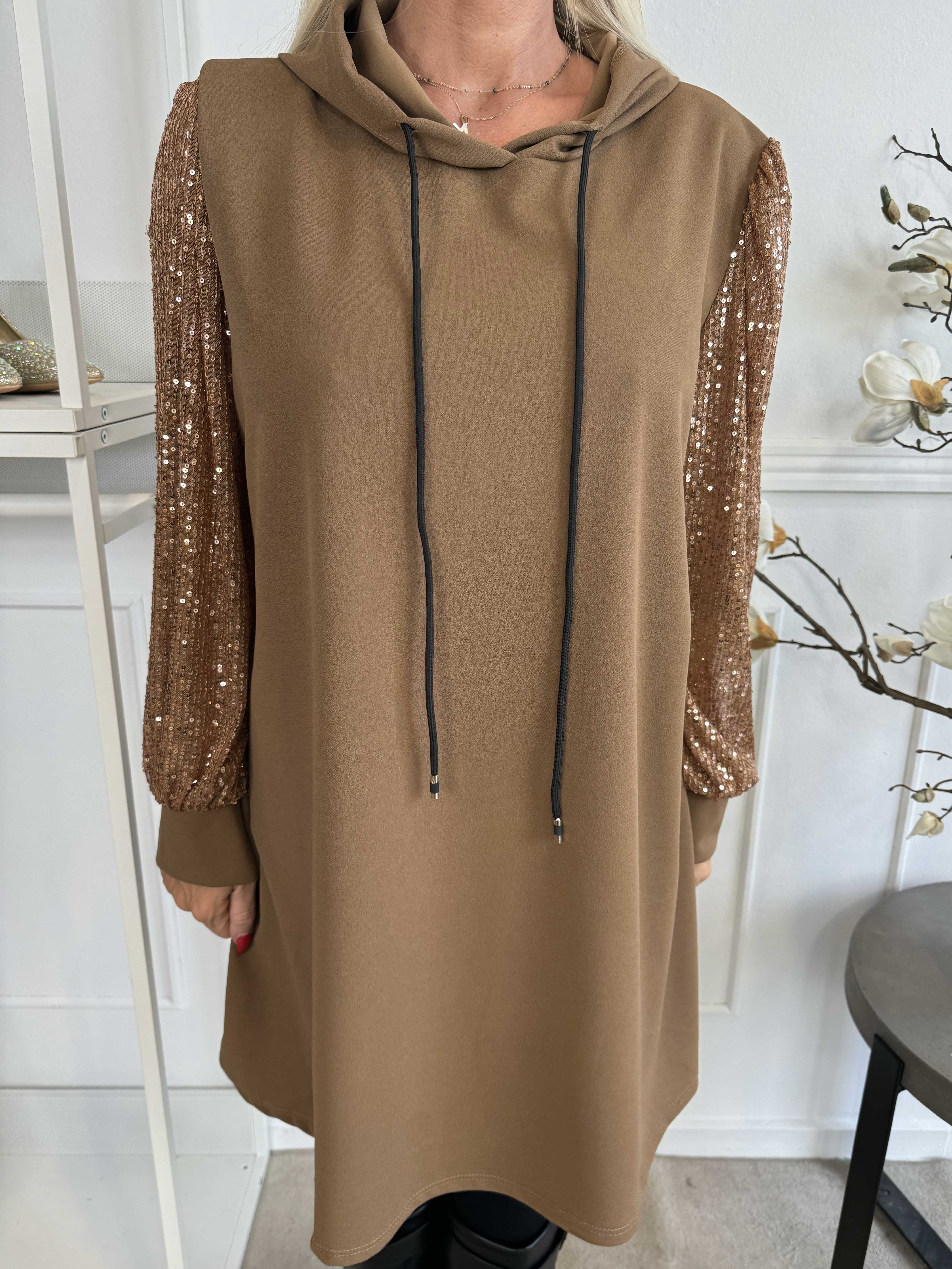 Adara - Enfärgad hoodie klänning med paljettärmar