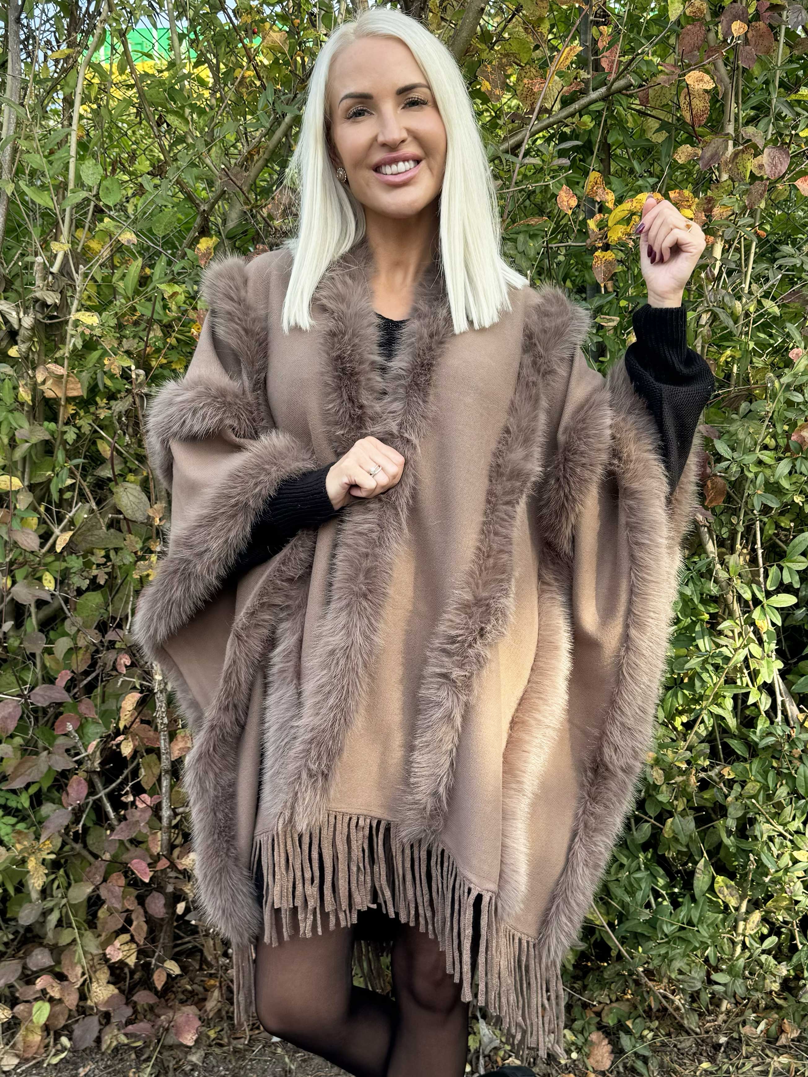 Lisa - Poncho med ull och mjuk fuskpäls
