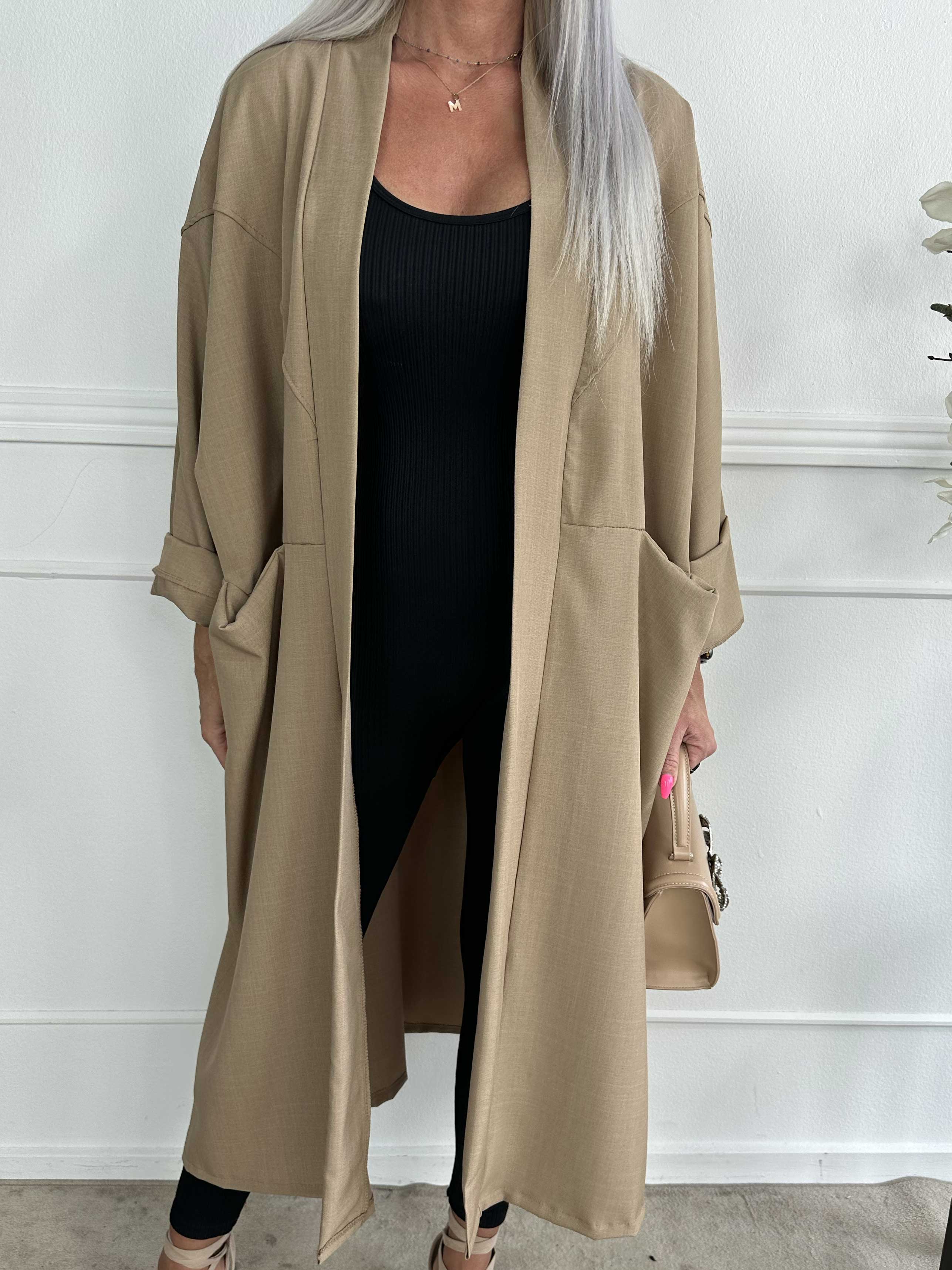 Annah Light - Oversized kappa med tydliga sömmar och fickor