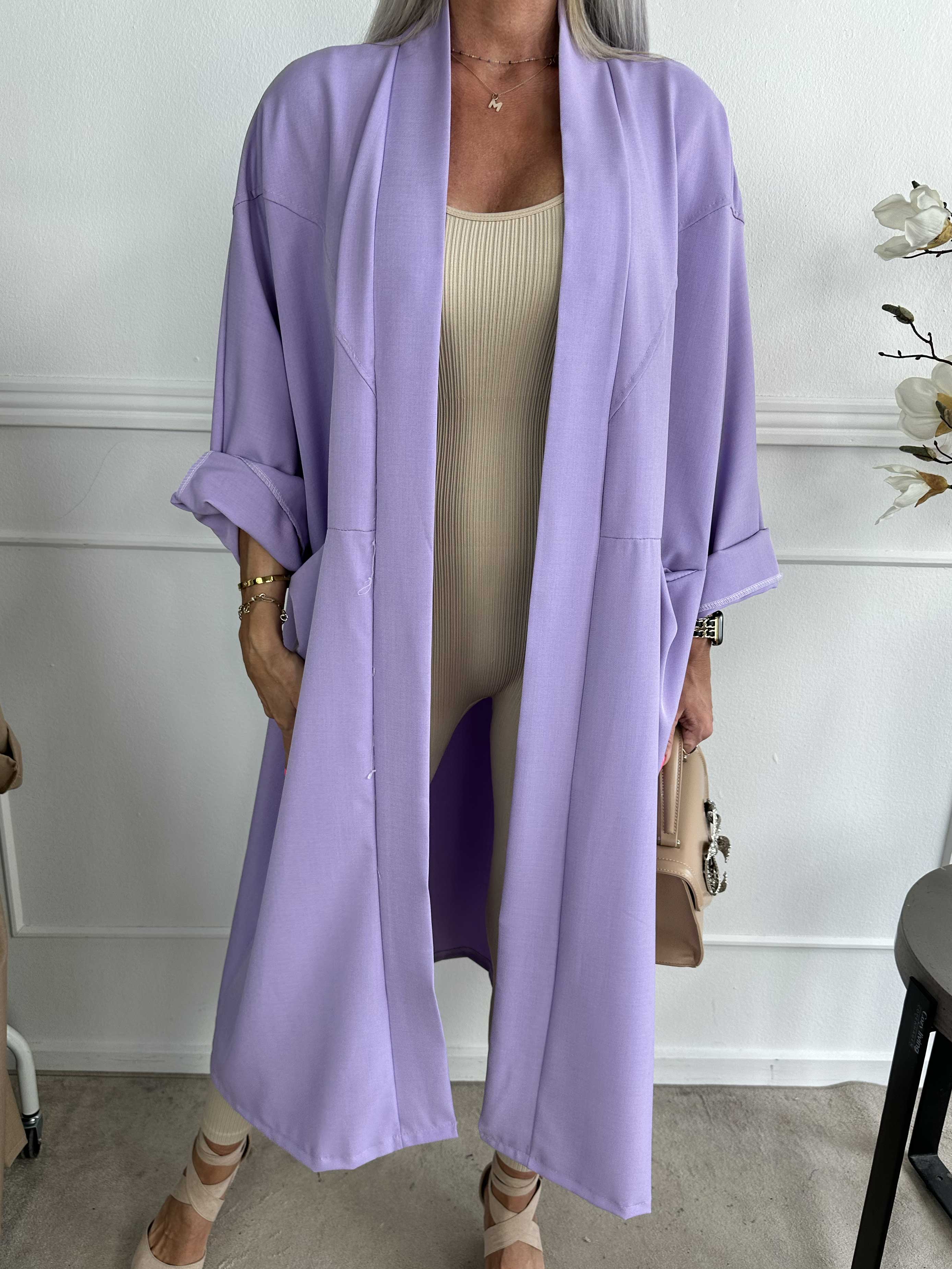 Annah Light - Oversized kappa med tydliga sömmar och fickor