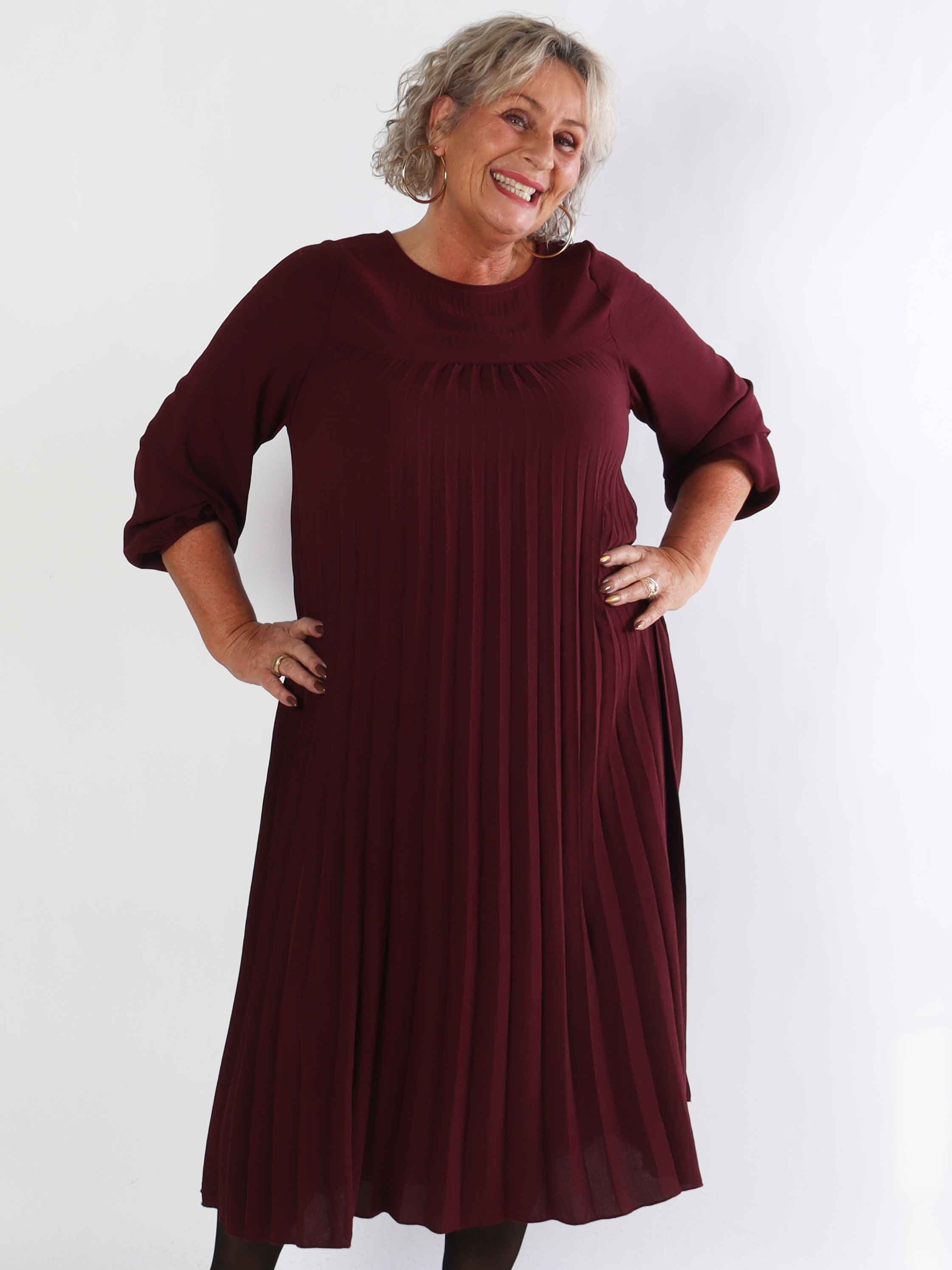 Nancy Long Sleeve - Lång plus size klänning med plissering och fickor