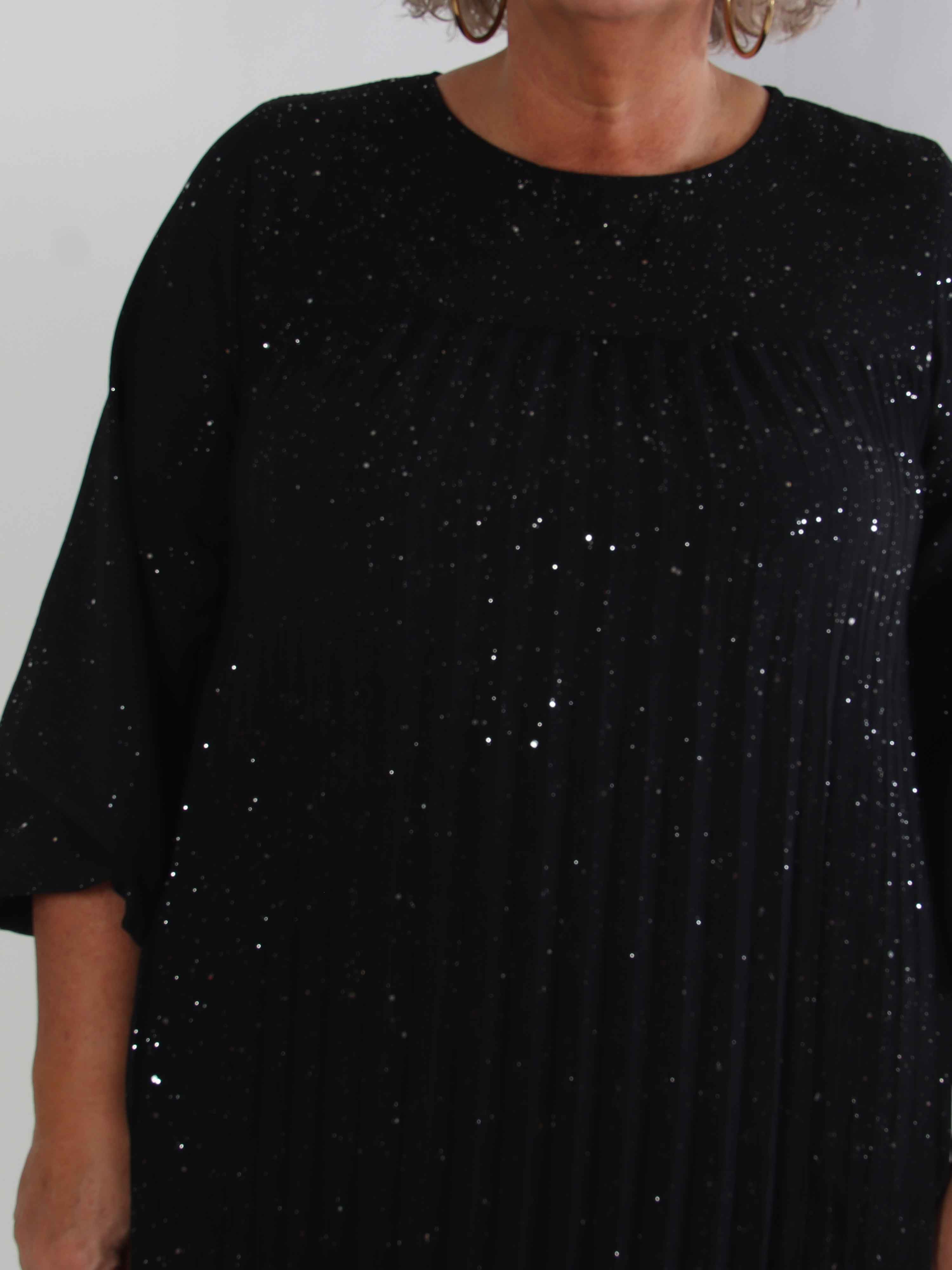 Nancy Glitter Short L/S - Plisserad plus size klänning med fickor och glitter