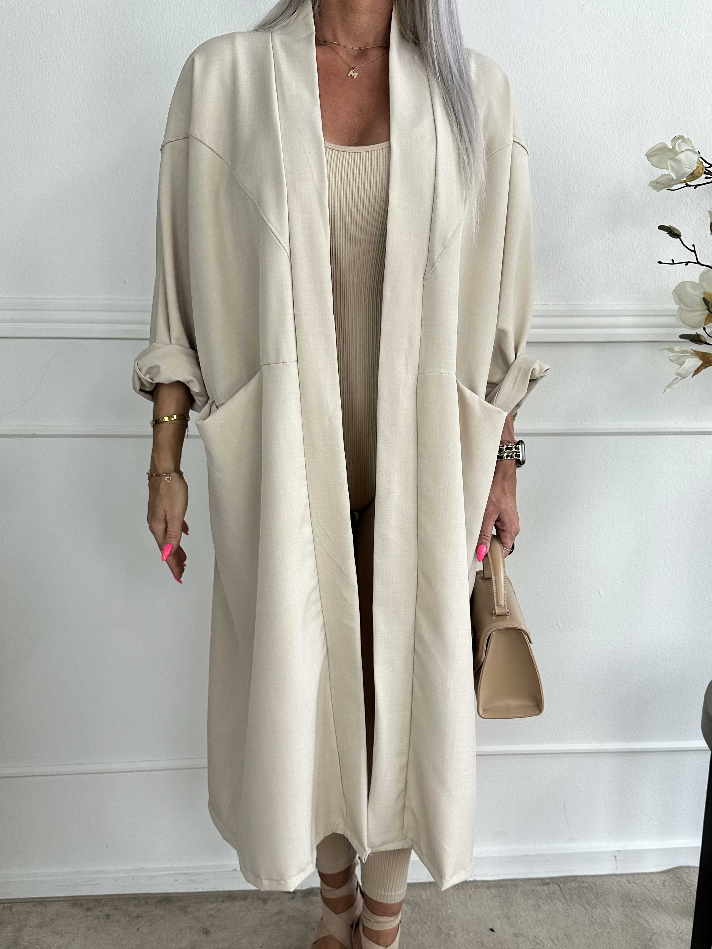 Annah Light - Oversized kappa med tydliga sömmar och fickor
